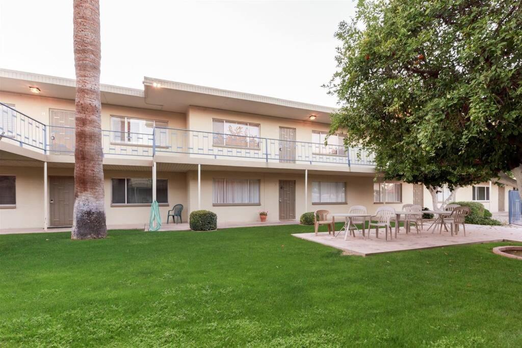 Mid century modern condo near Old Town, pool & BBQ view 4