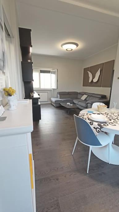 Elegant apartment metro A - by OpenRoma