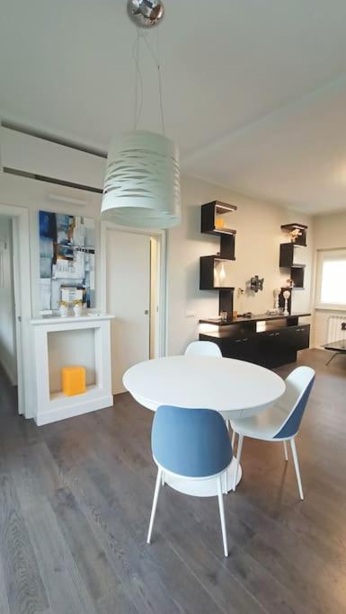 Elegant apartment metro A - by OpenRoma