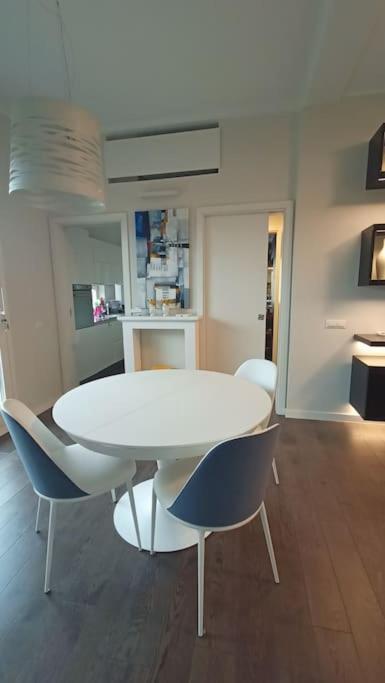 Elegant apartment metro A - by OpenRoma