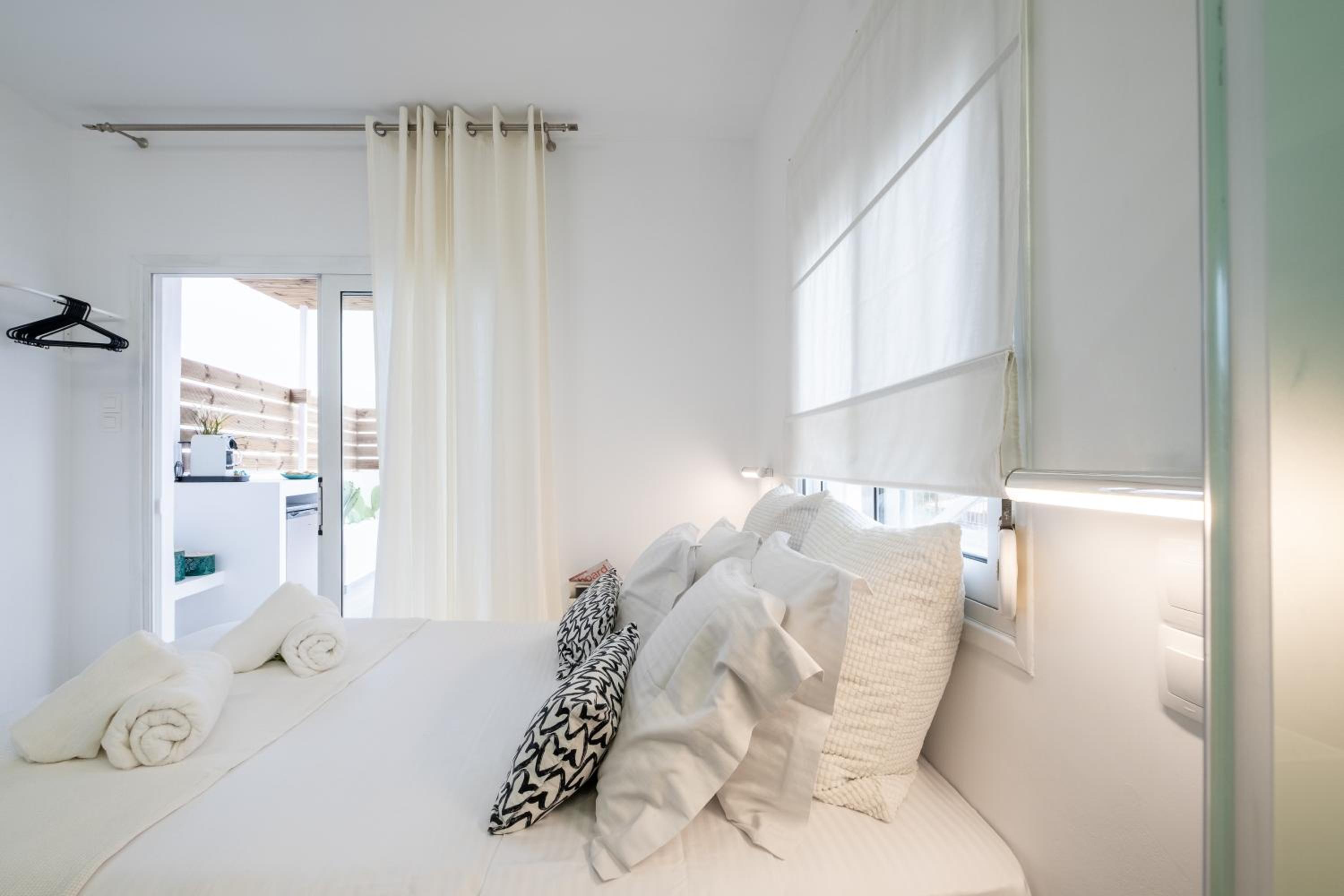 Acropolis view luxury studio with Jacuzzi en Athens — bedroom