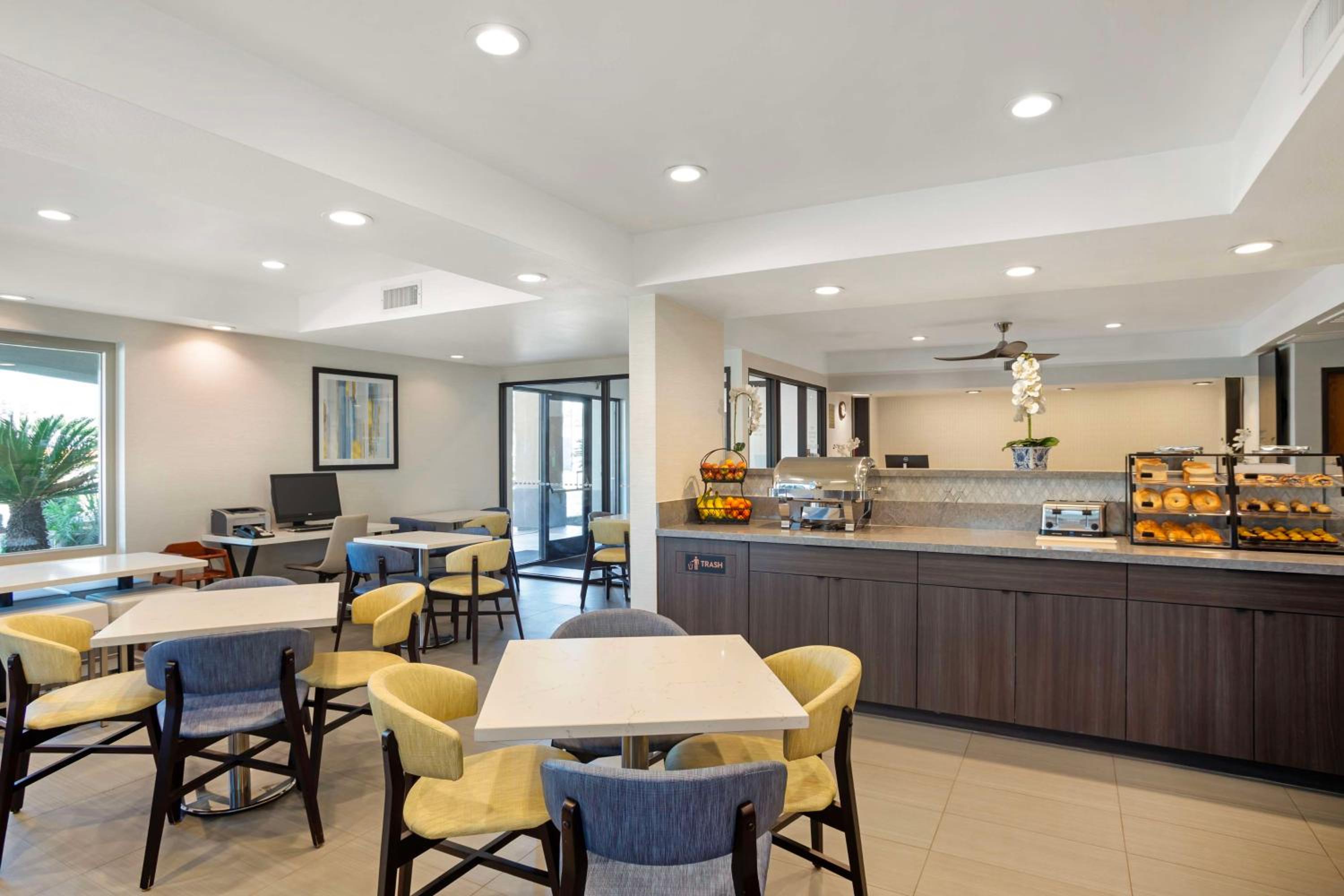 Three Rivers Vacations - Best Western Exeter Inn  Suites - Property Image 3