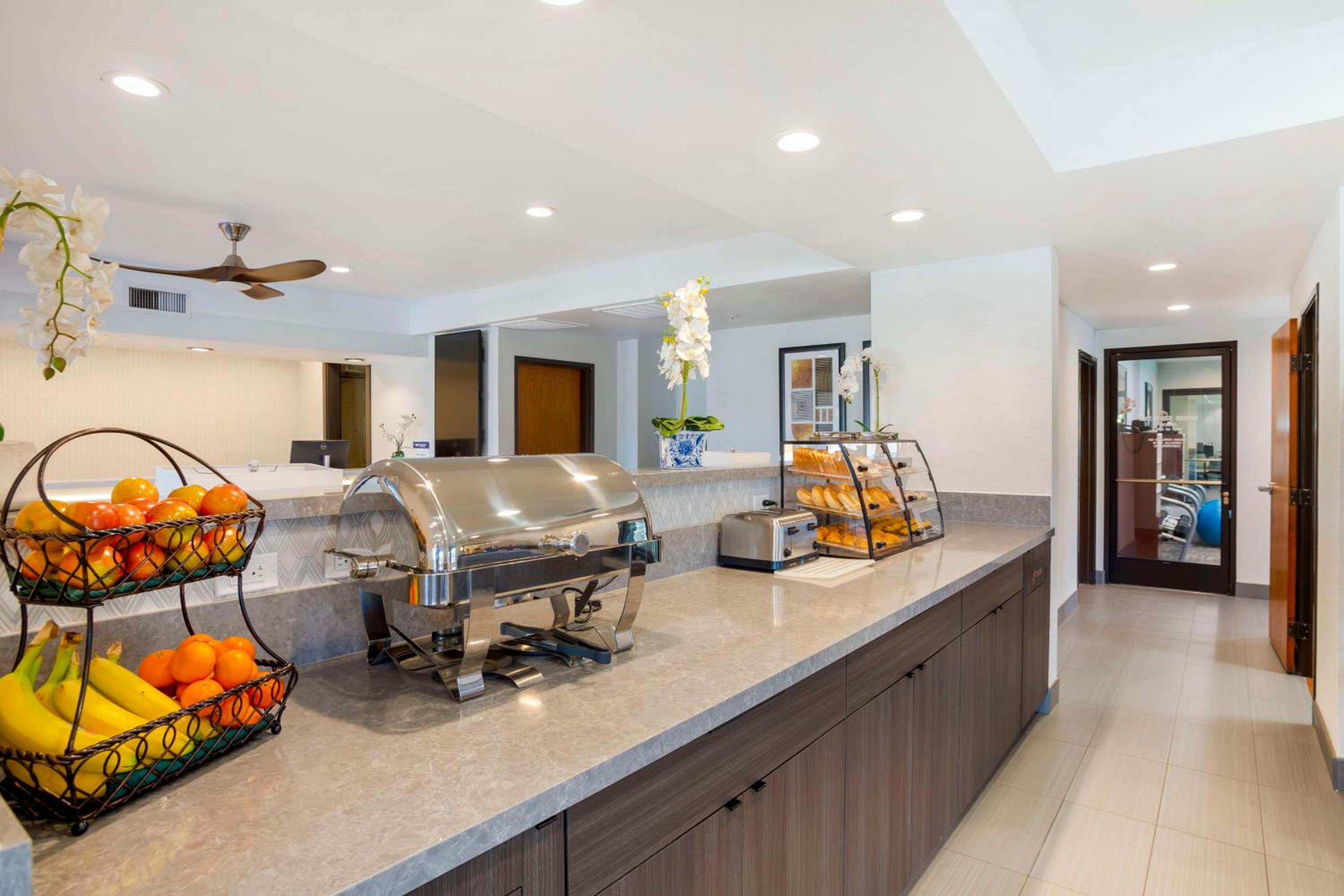 Three Rivers Vacations - Best Western Exeter Inn  Suites - Property Image 5