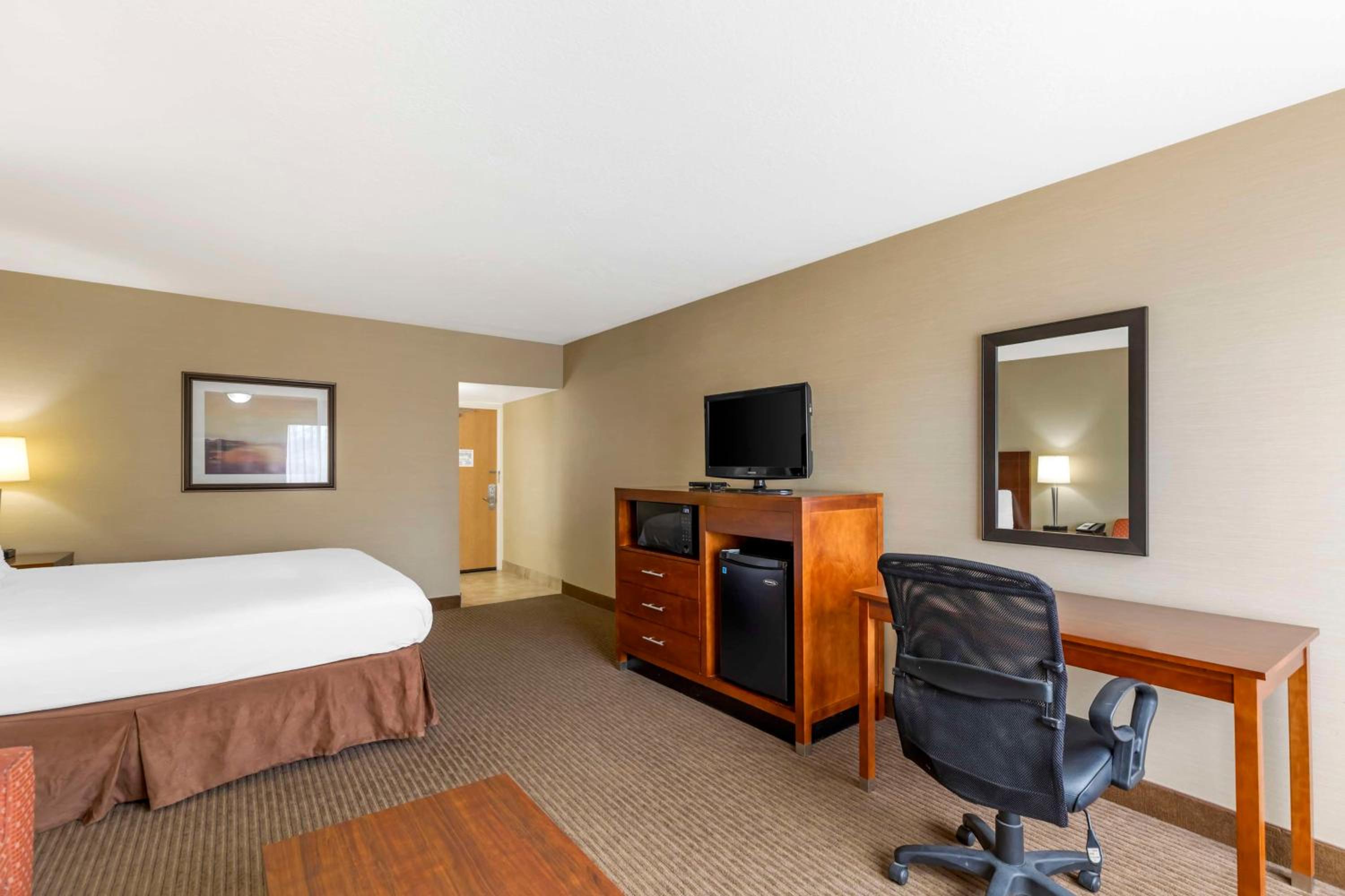 Rawlins Vacations - Best Western Cotton Tree Inn - Property Image 51