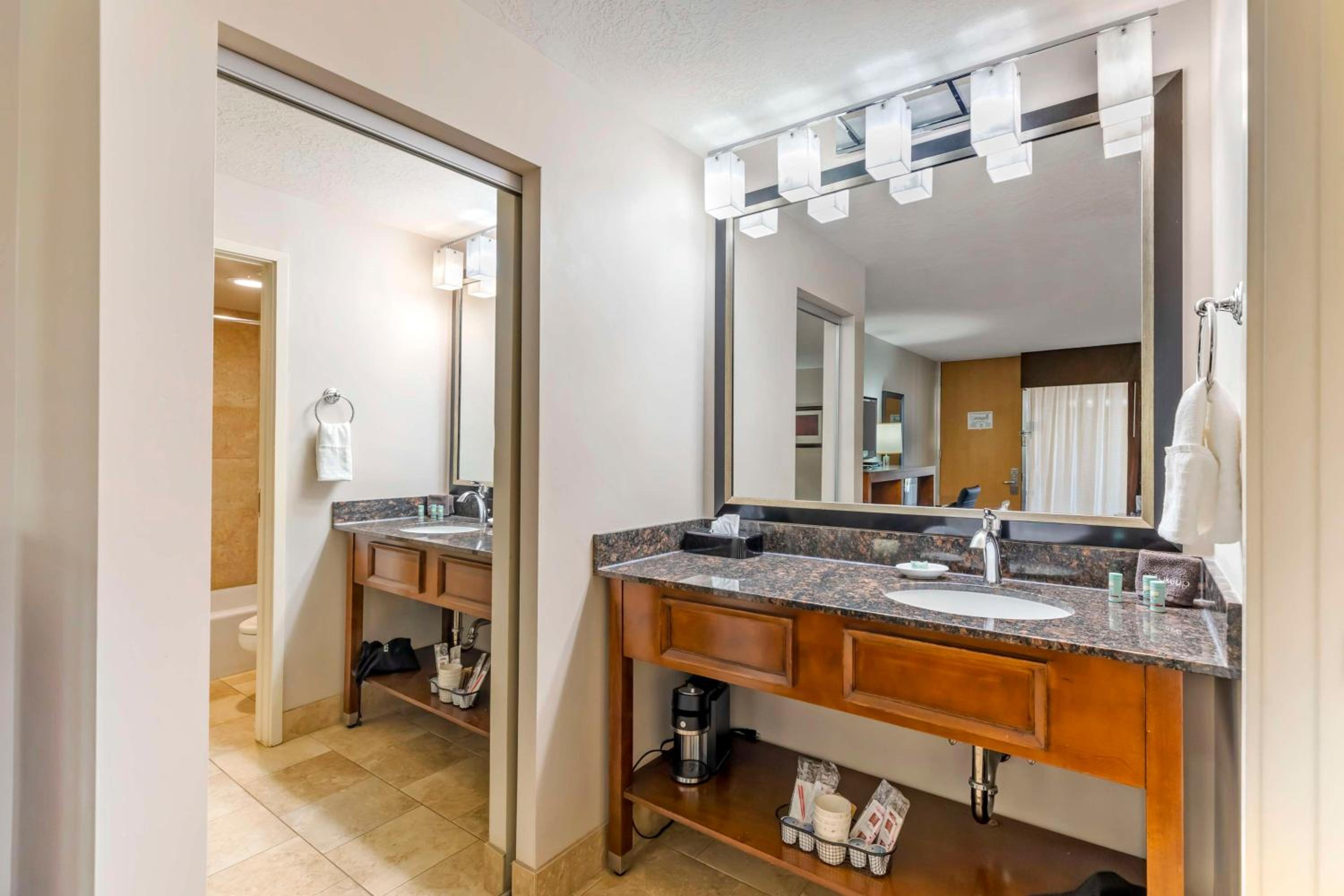 Rawlins Vacations - Best Western Cotton Tree Inn - Property Image 9
