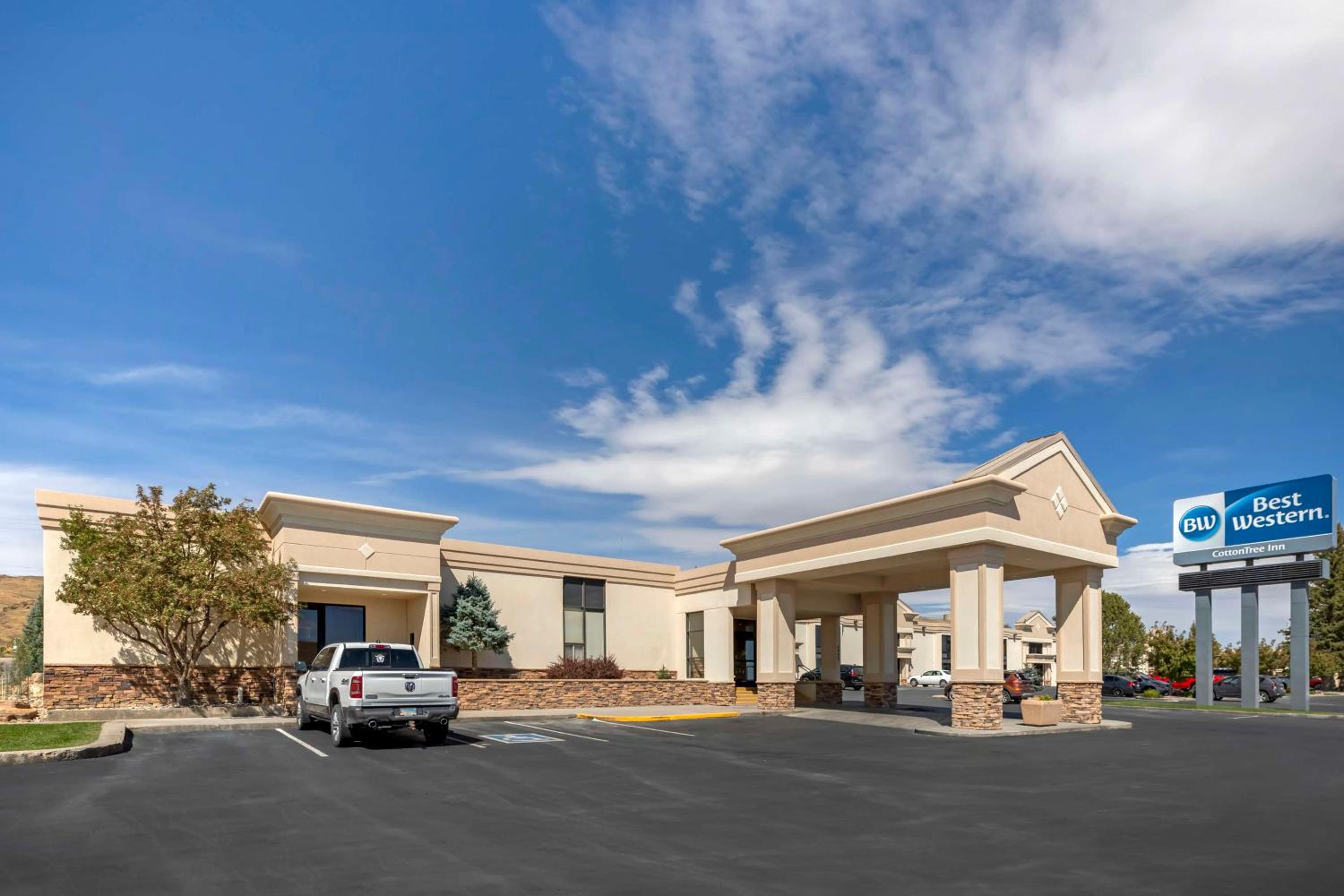 Rawlins Vacations - Best Western Cotton Tree Inn - Property Image 1