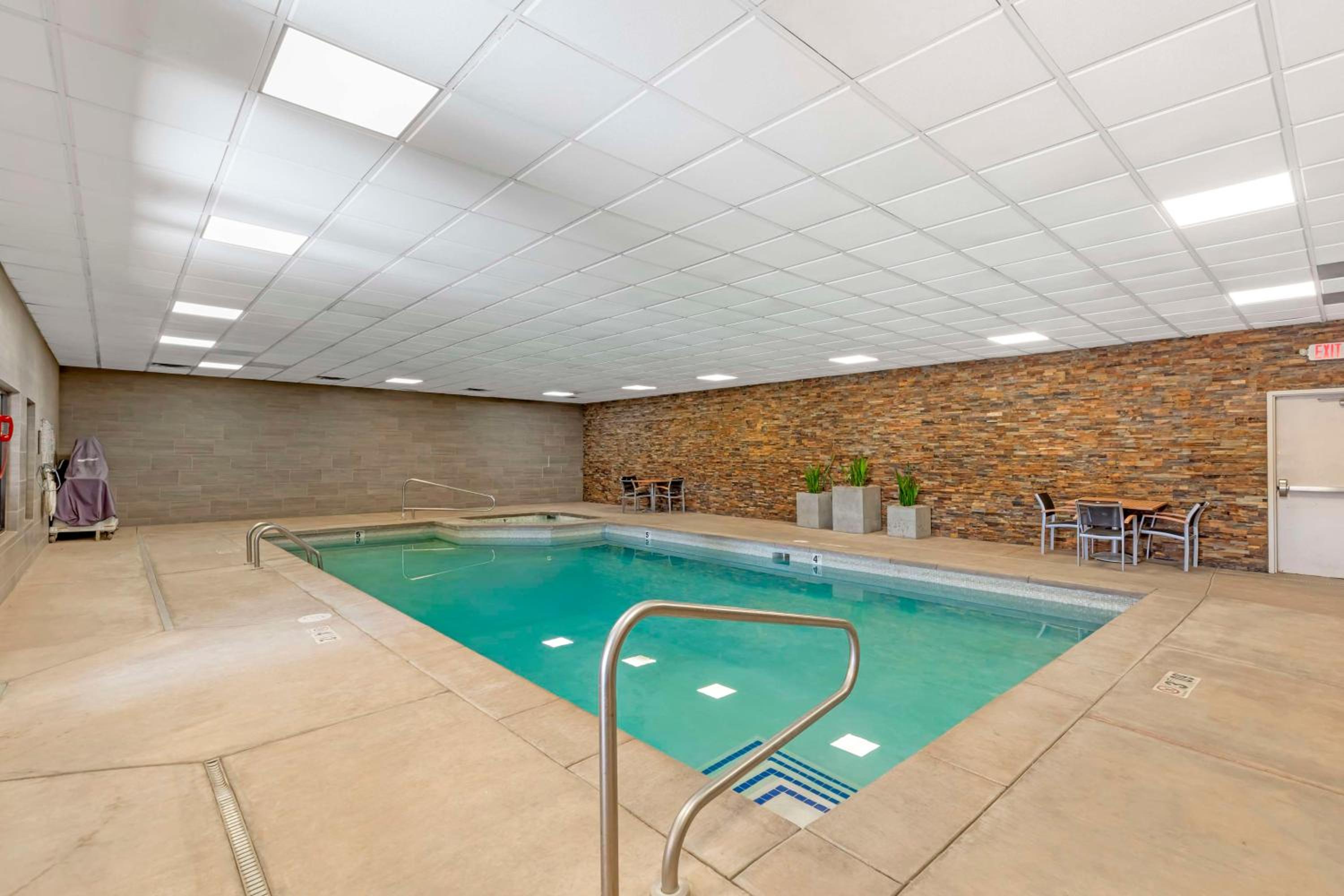 Rawlins Vacations - Best Western Cotton Tree Inn - Property Image 24