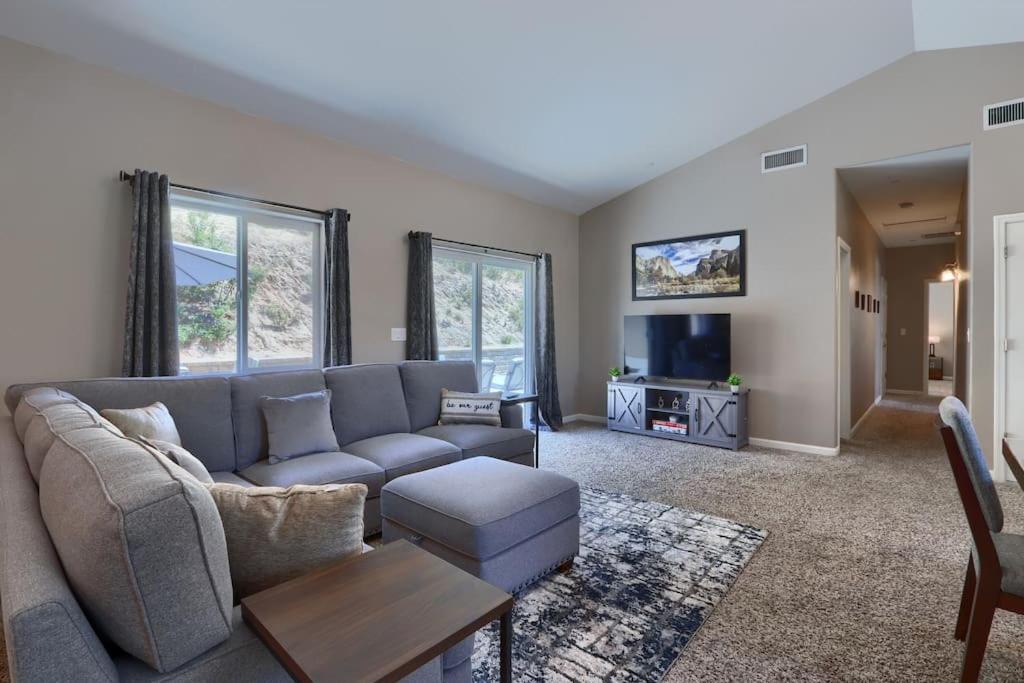 MK Estate - Gated Villa near Oakhurst, Bass Lake and Mariposa w EVcharger, Hot tub, Grill and Awesome Views! view 5