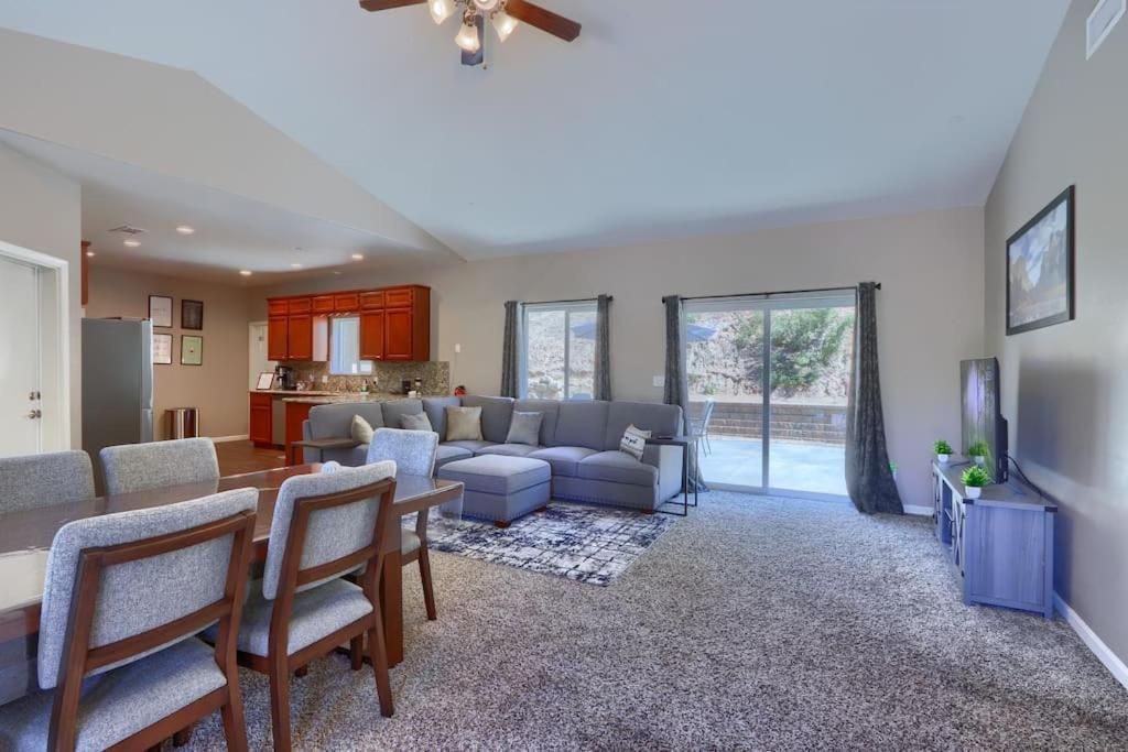 MK Estate - Gated Villa near Oakhurst, Bass Lake and Mariposa w EVcharger, Hot tub, Grill and Awesome Views! view 4