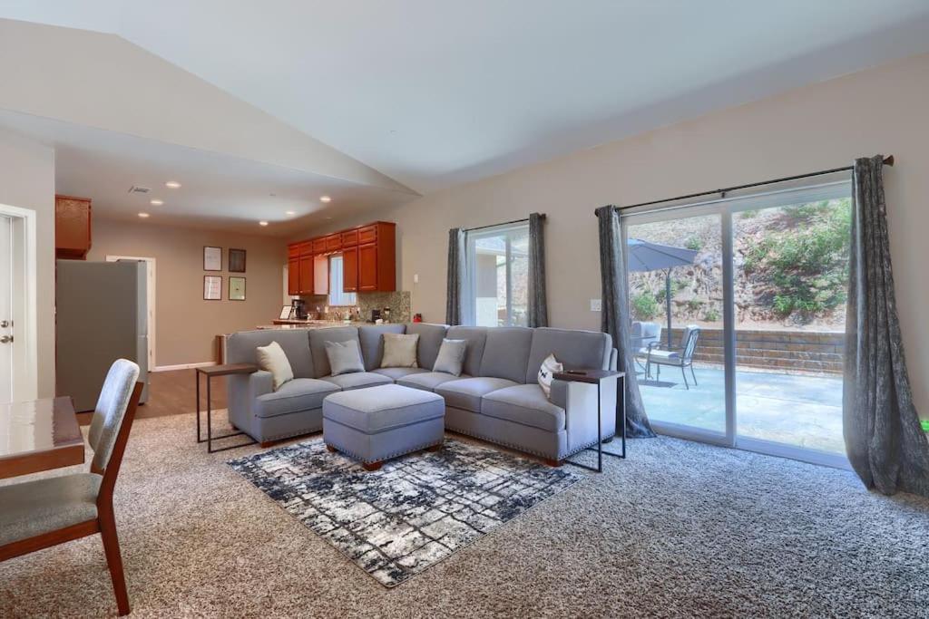 MK Estate - Gated Villa near Oakhurst, Bass Lake and Mariposa w EVcharger, Hot tub, Grill and Awesome Views! view 3