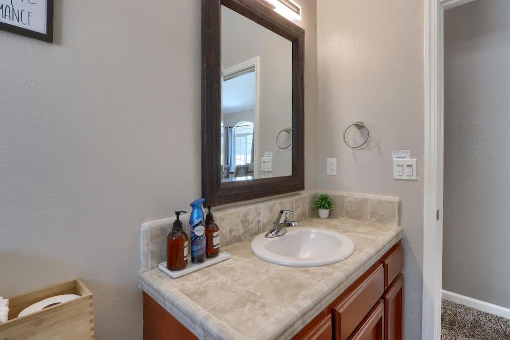 MK Estate - Gated Villa near Oakhurst, Bass Lake and Mariposa w EVcharger, Hot tub, Grill and Awesome Views! view 2