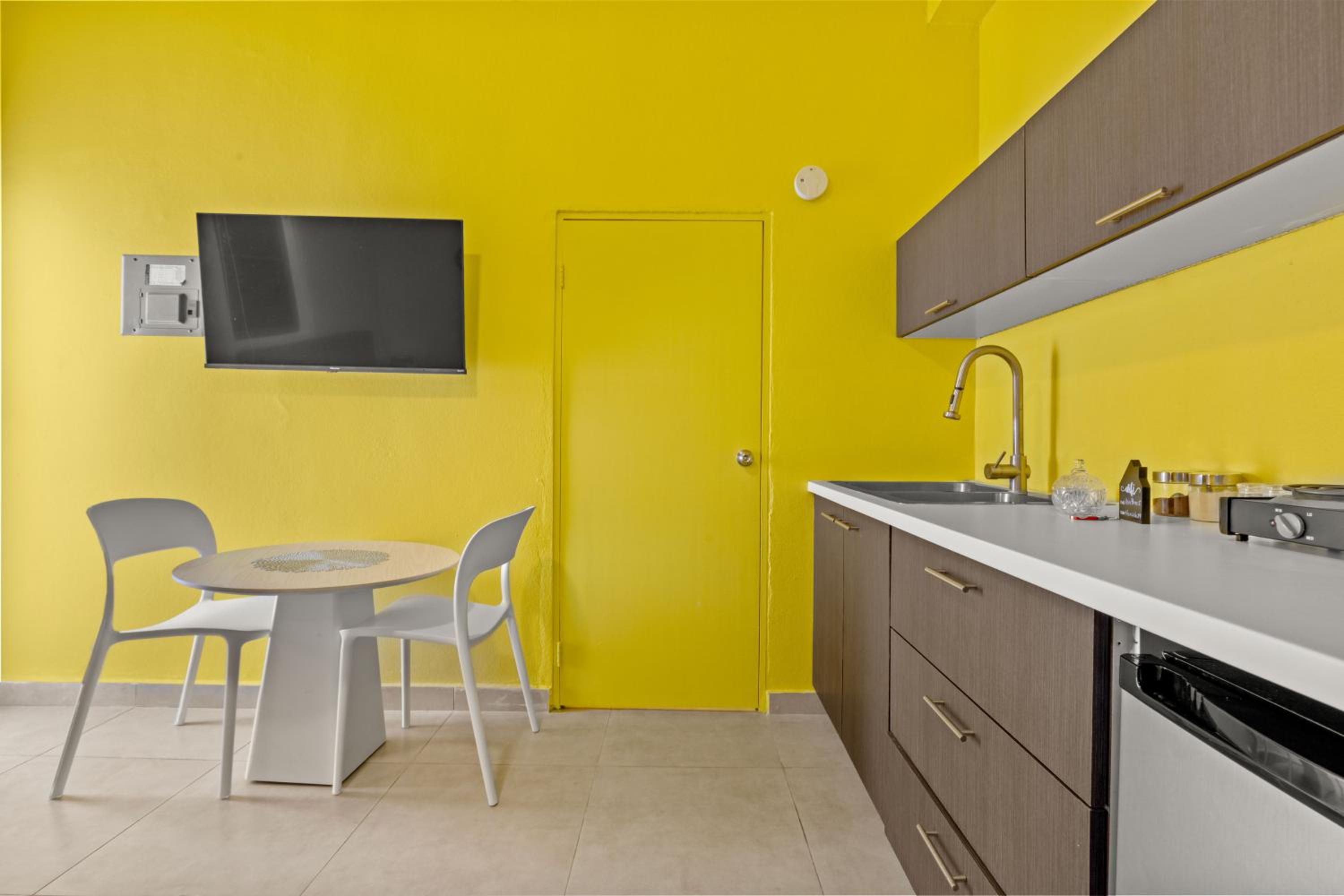 Bright Studio in Quiet Area - Self Check In - MM10