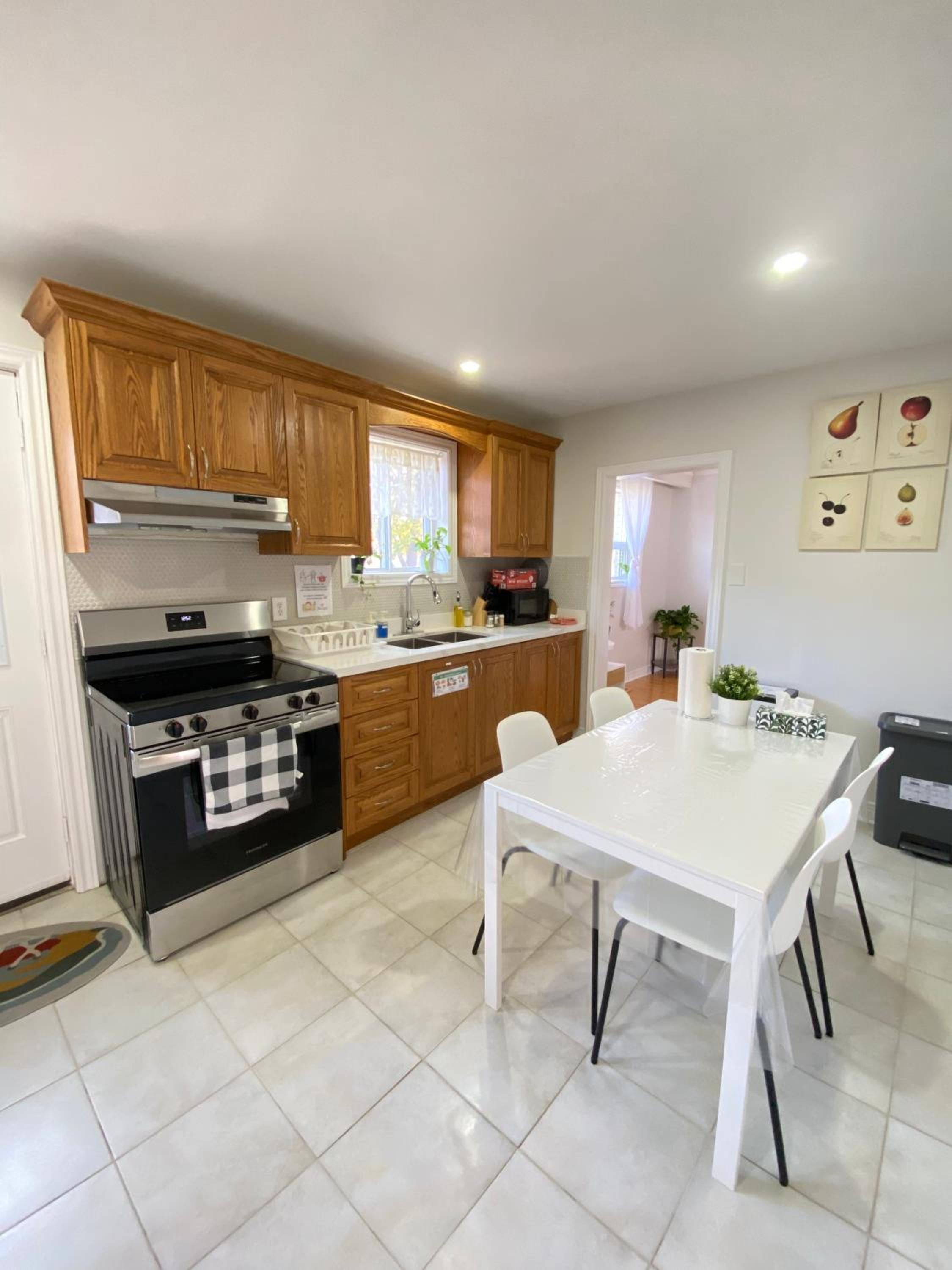 Sunny House - Main Floor, Free parking, in Toronto