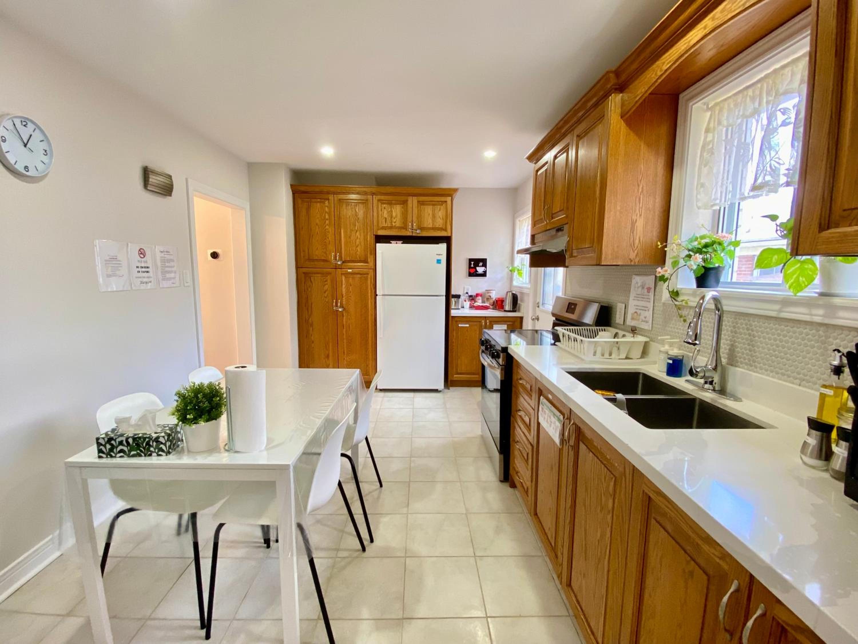 Sunny House - Main Floor, Free parking, in Toronto