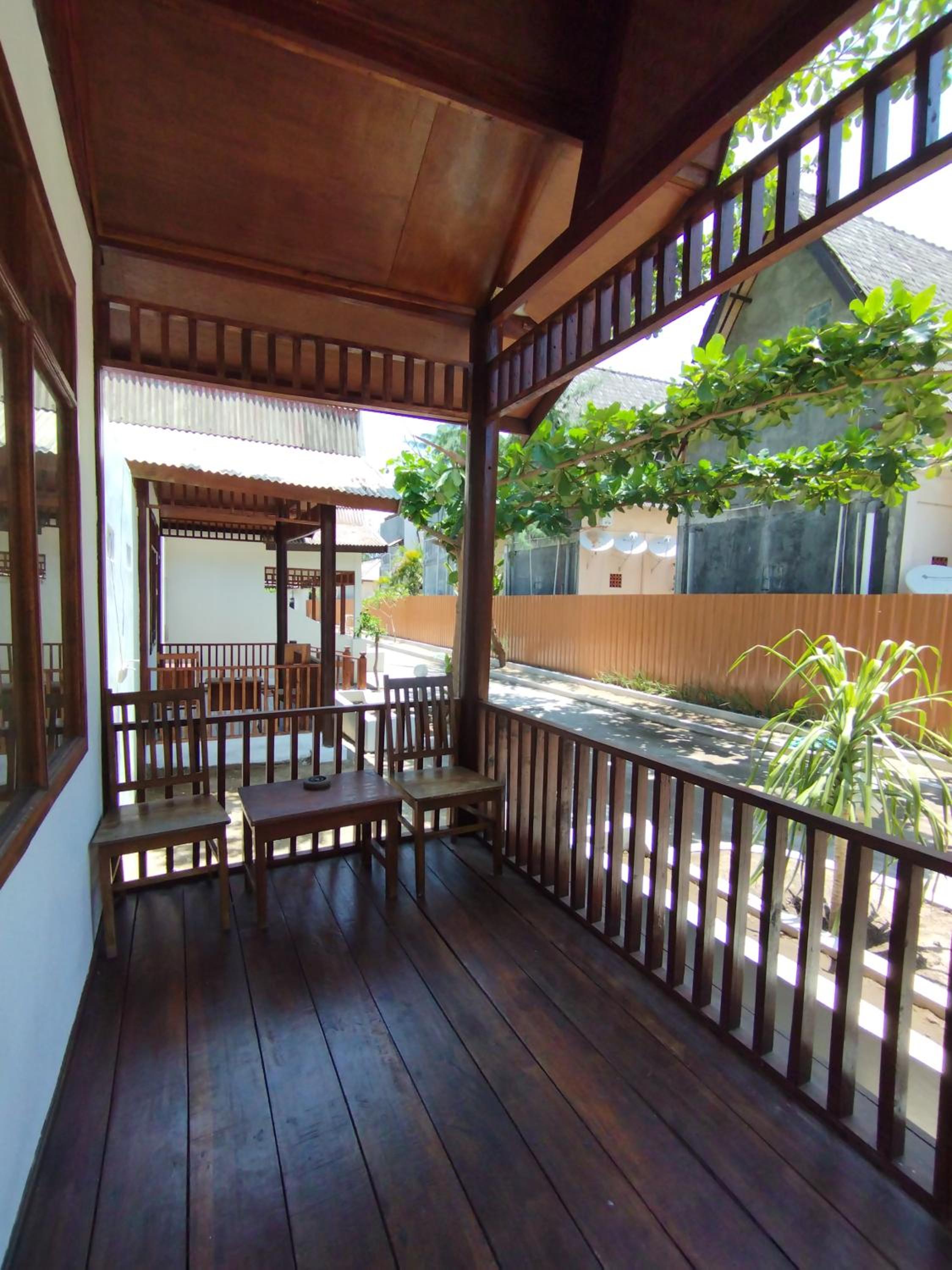 BackDoorz Bungalow