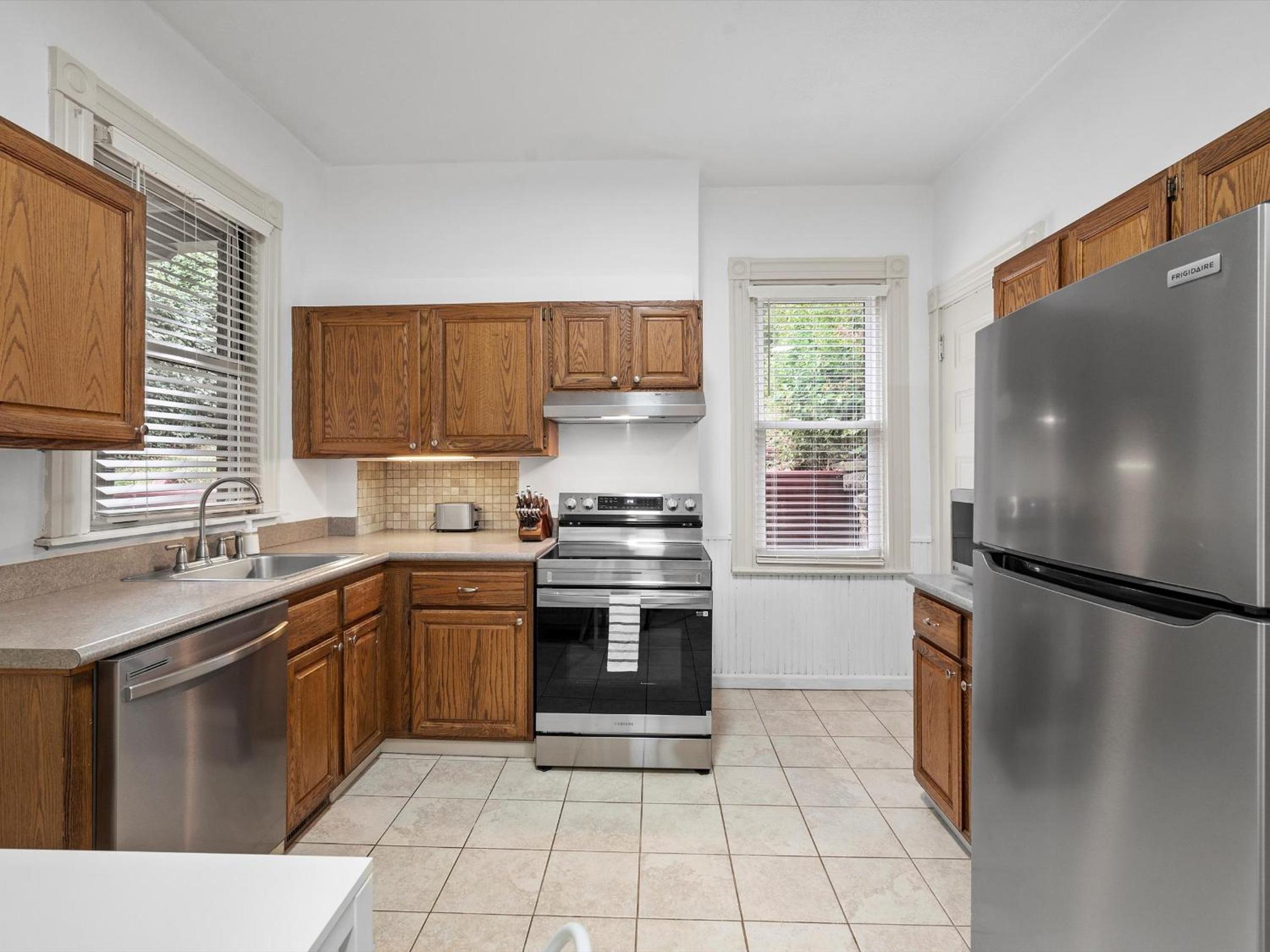 Oakland, Pittsburgh !C Bright and Stylish Private Bedroom with Shared Bathroom