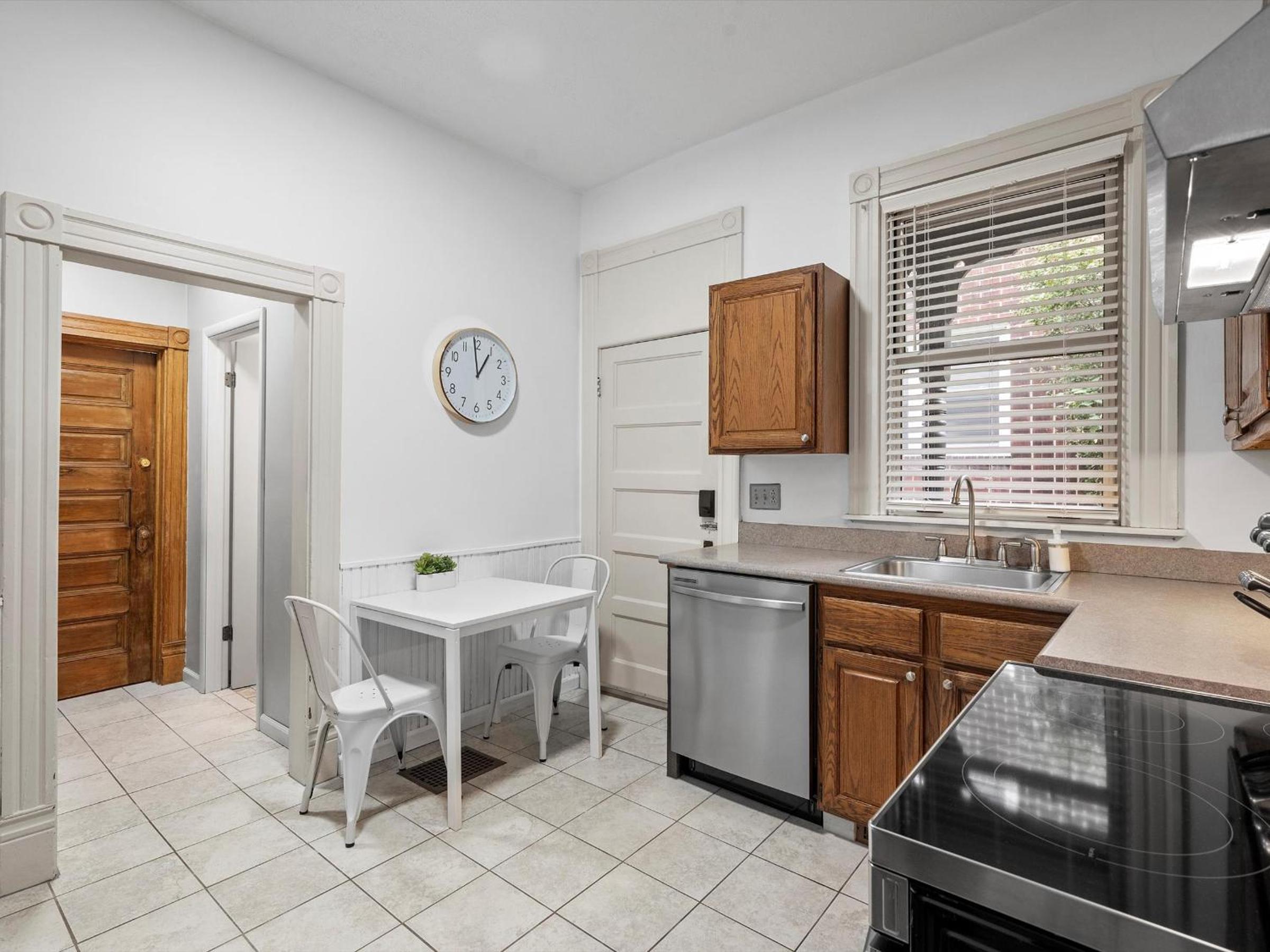 Oakland, Pittsburgh !C Bright and Stylish Private Bedroom with Shared Bathroom