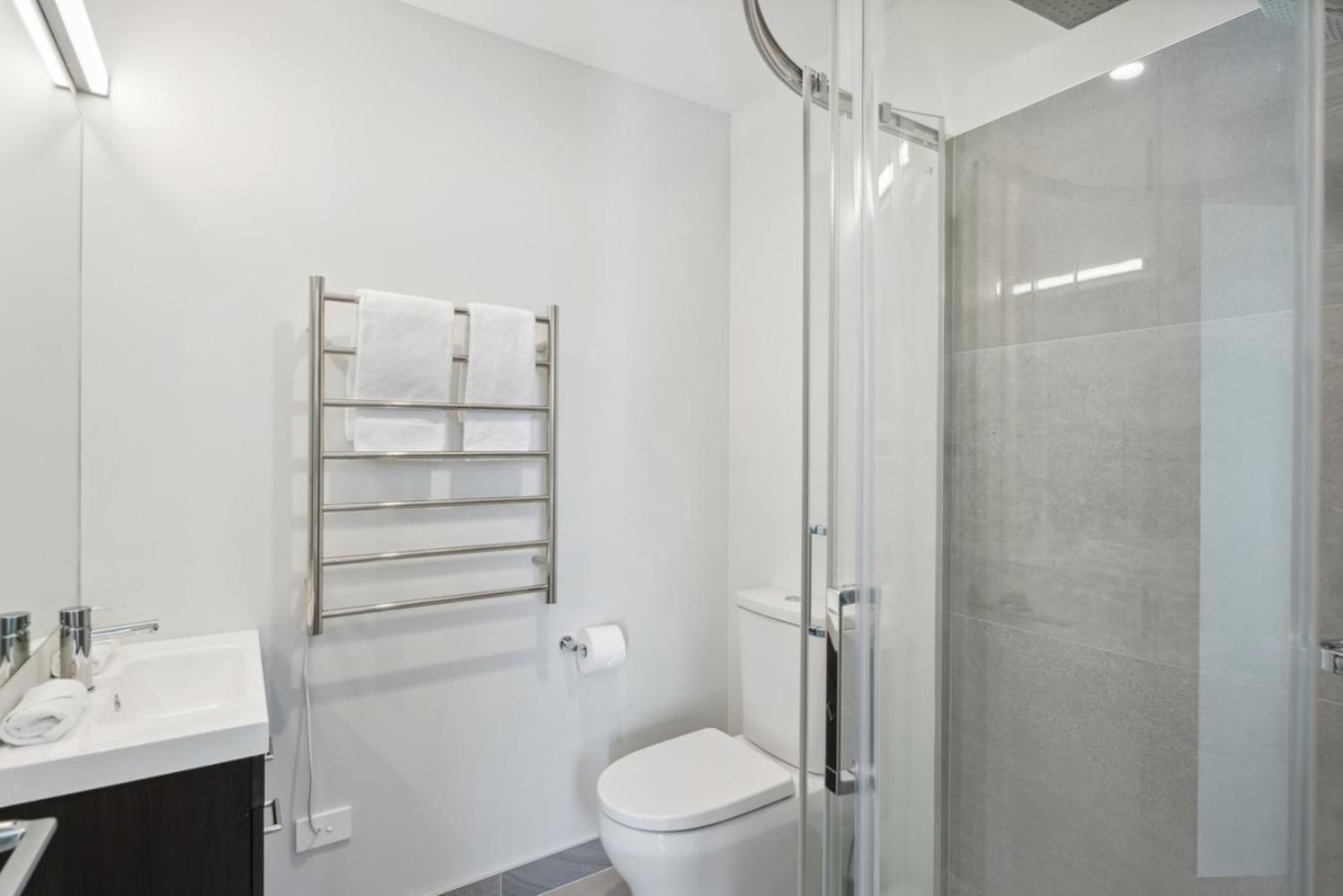 Multi-floor Townhouse in Vibrant Retail District view 3