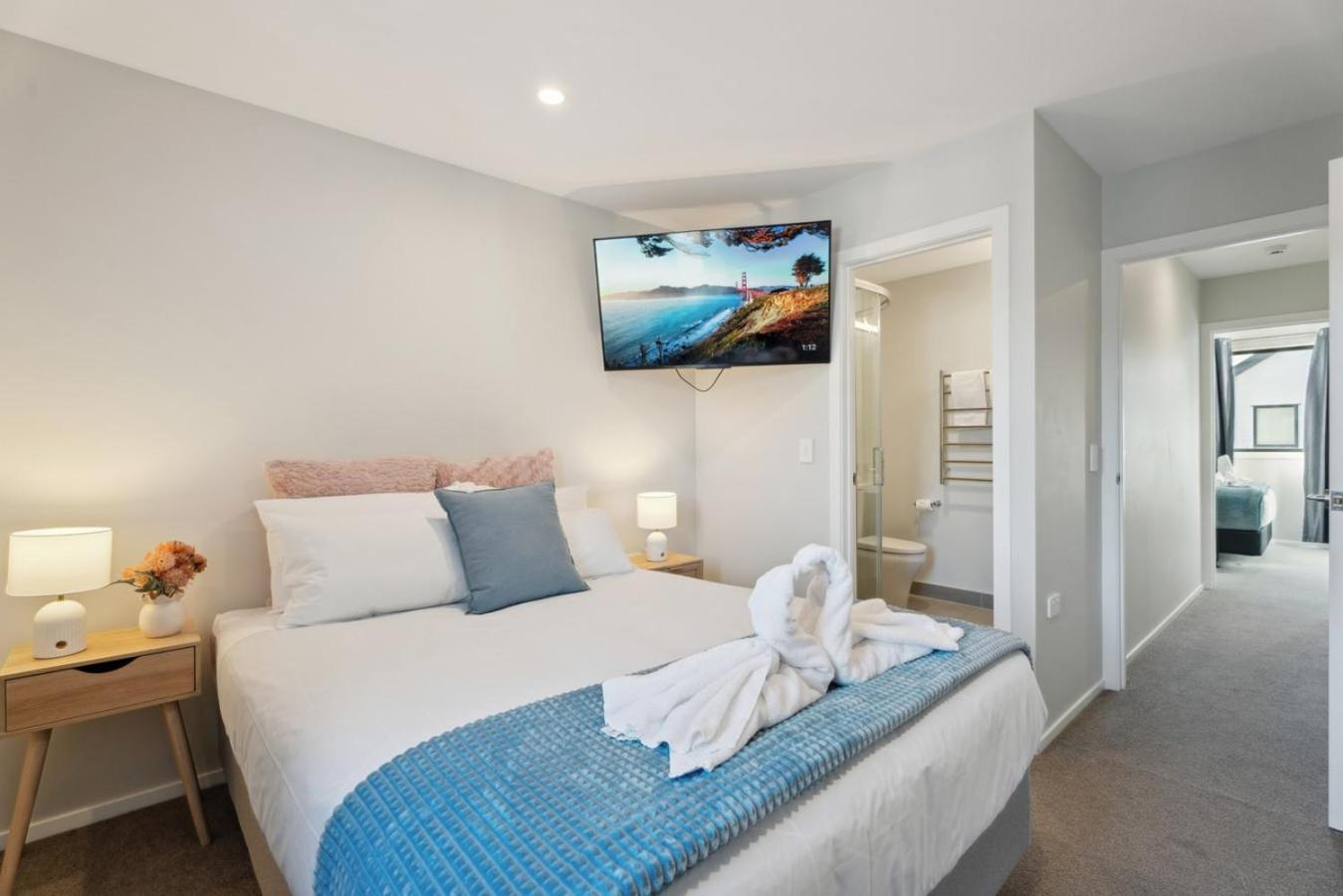 Multi-floor Townhouse in Vibrant Retail District view 5