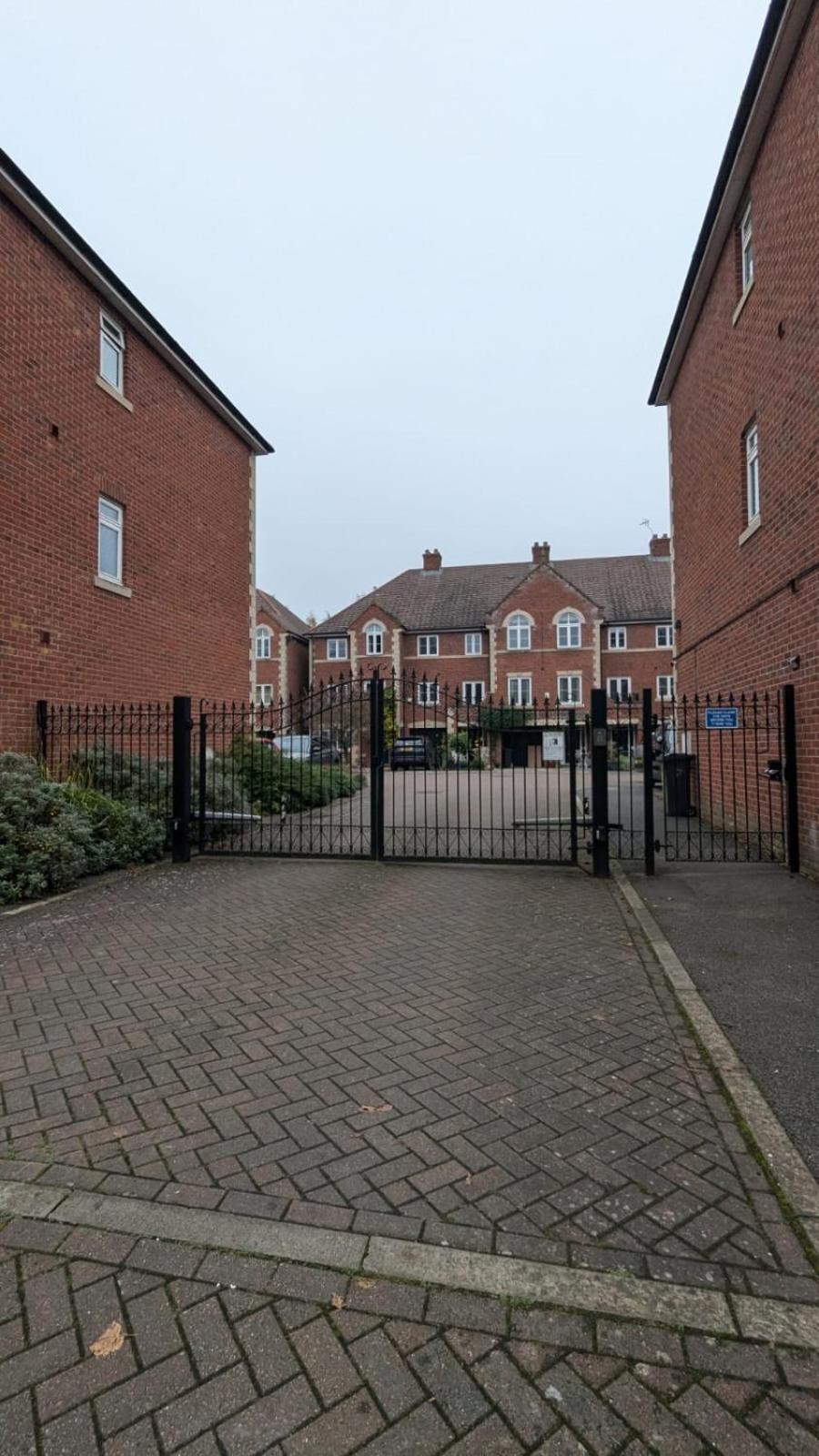 Secure Gated 5 Bed Modern Elm Tree House City Centre 92" Cinema view 4