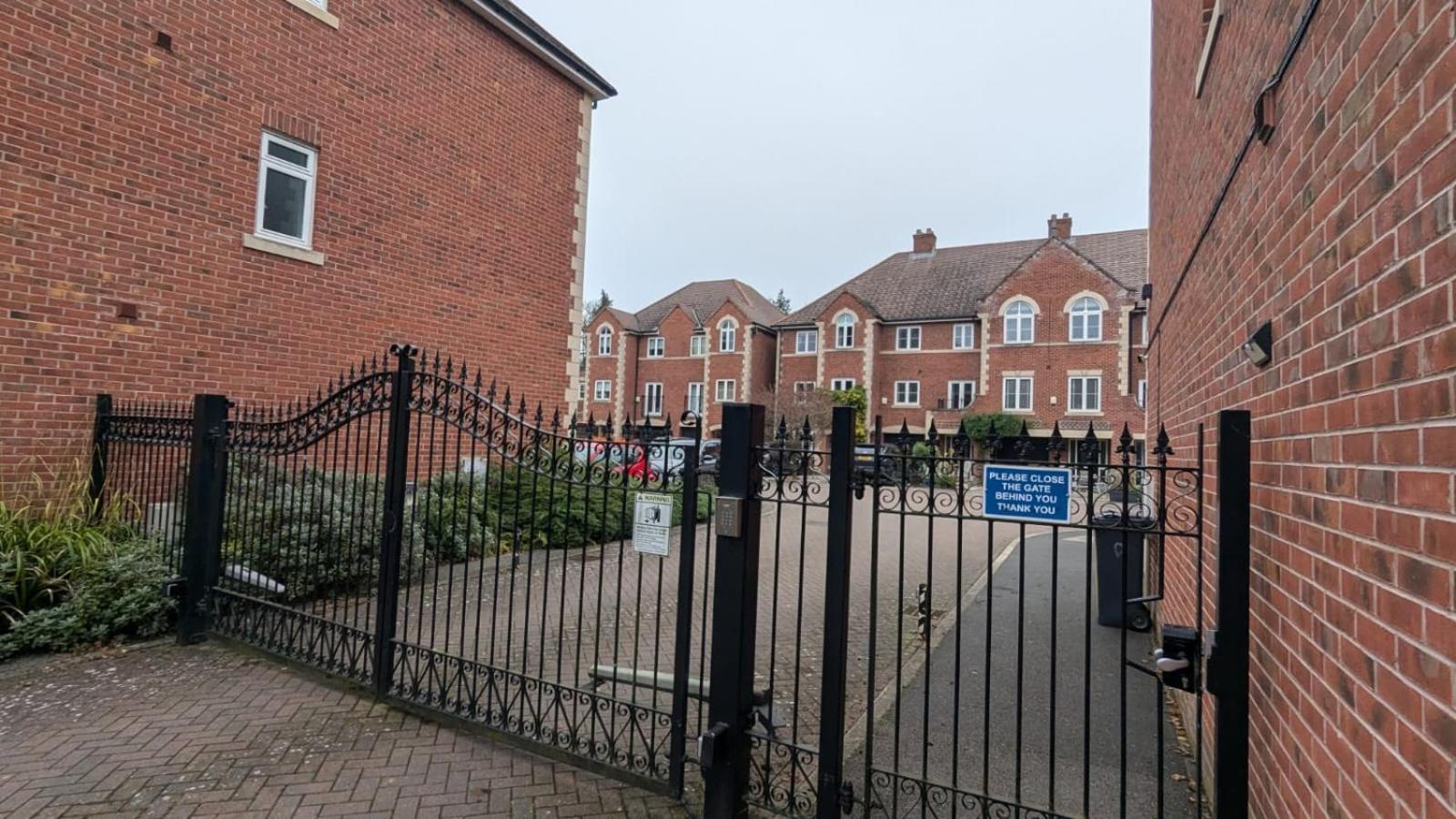 Secure Gated 5 Bed Modern Elm Tree House City Centre 92" Cinema view 5