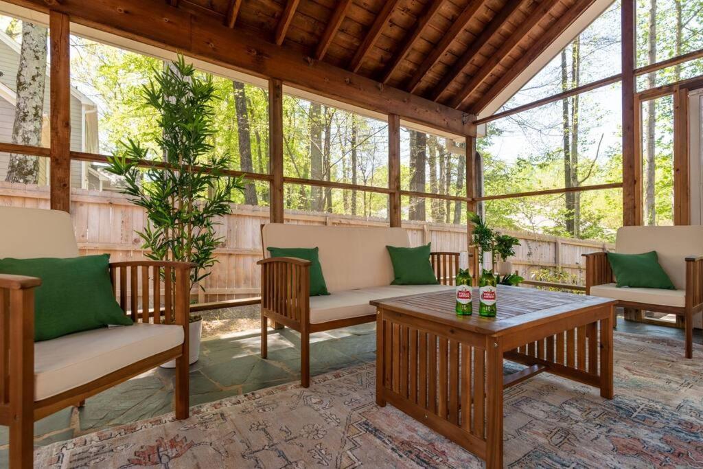 The Greensboro Manor with HotTub, Basketball Court
