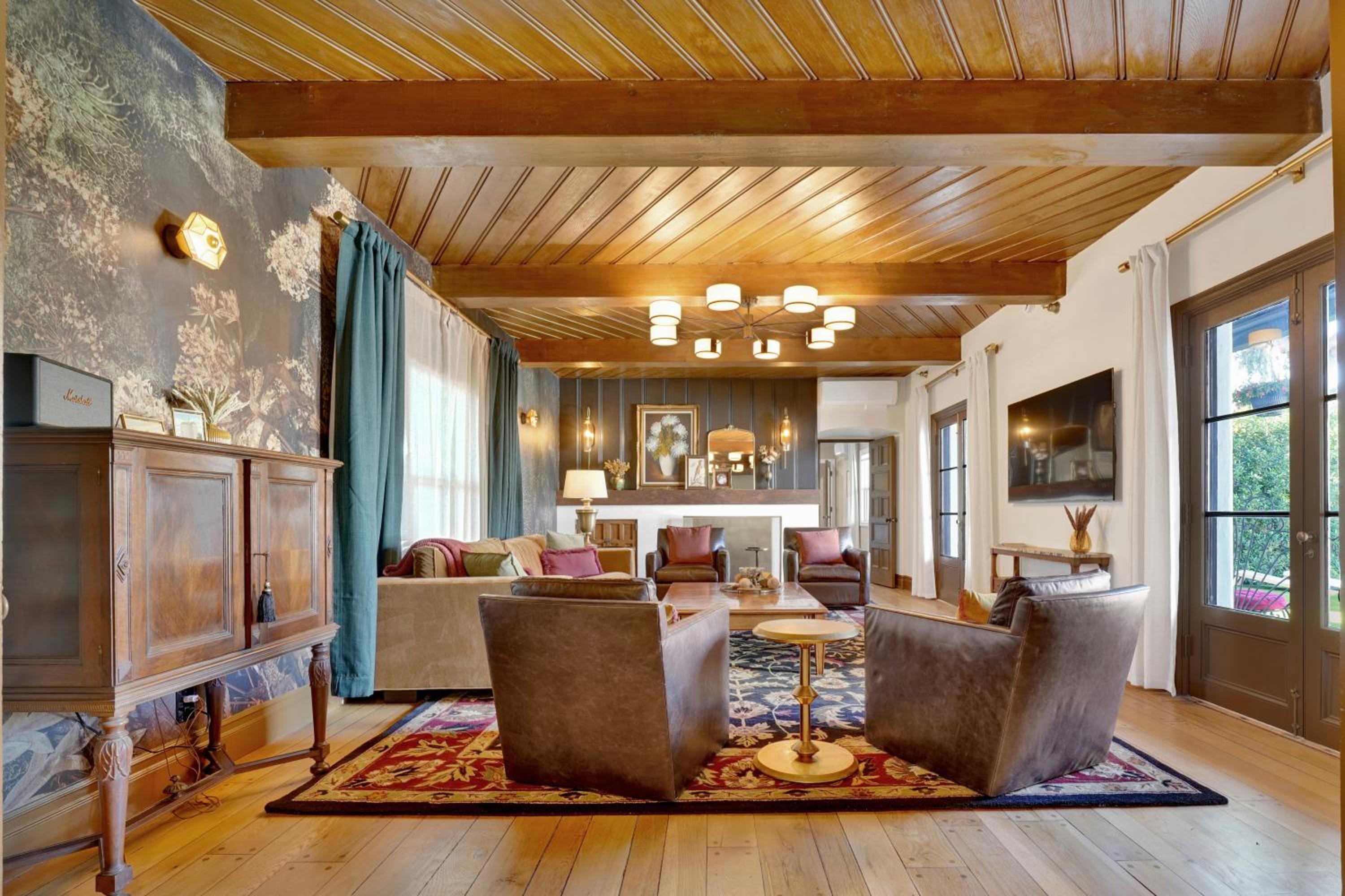 Villa Encanto- LUXE Spanish Villa with 6 KING Bedrooms, Courtyard and New Game Room view 4