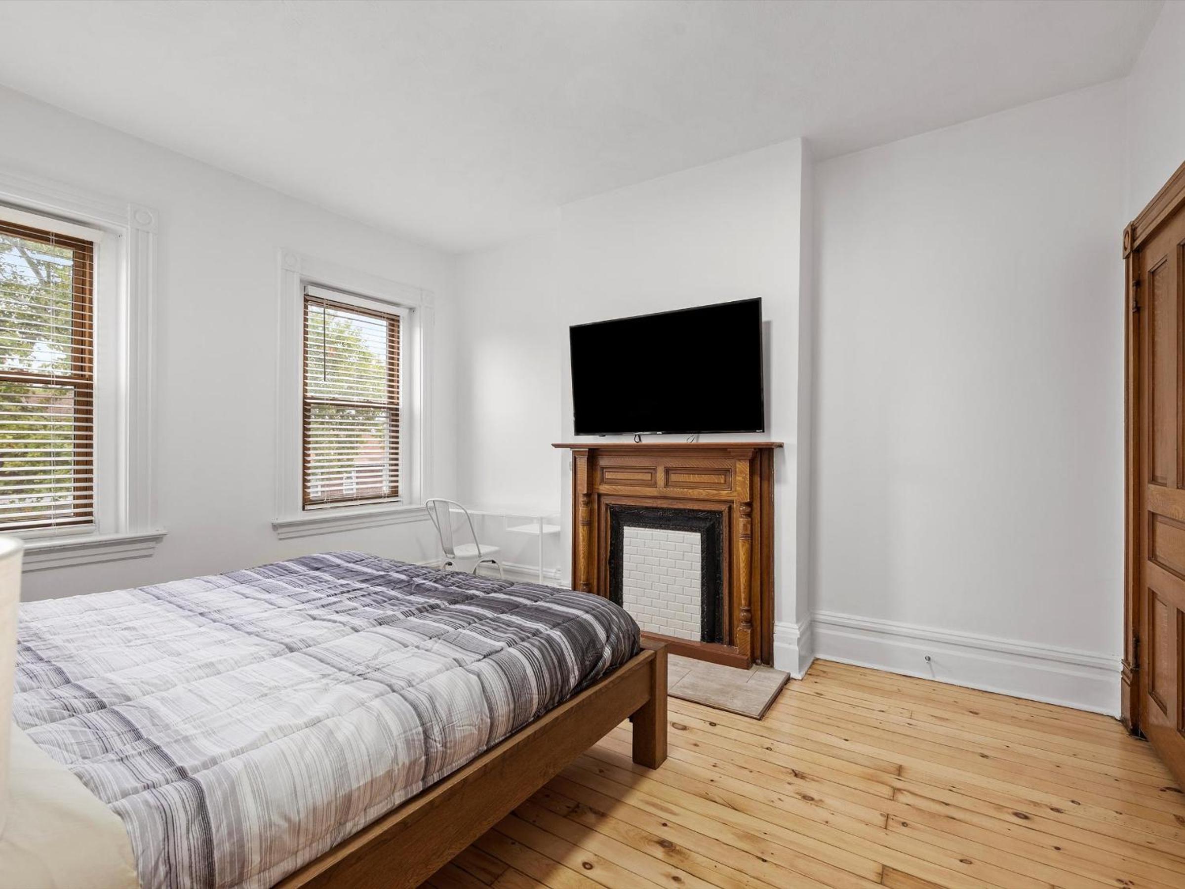 Oakland, Pittsburgh !C Bright and Stylish Private Bedroom with Shared Bathroom