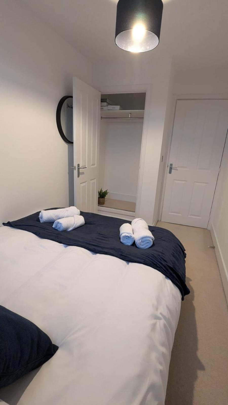Secure Gated 5 Bed Modern Elm Tree House City Centre 92" Cinema view 2