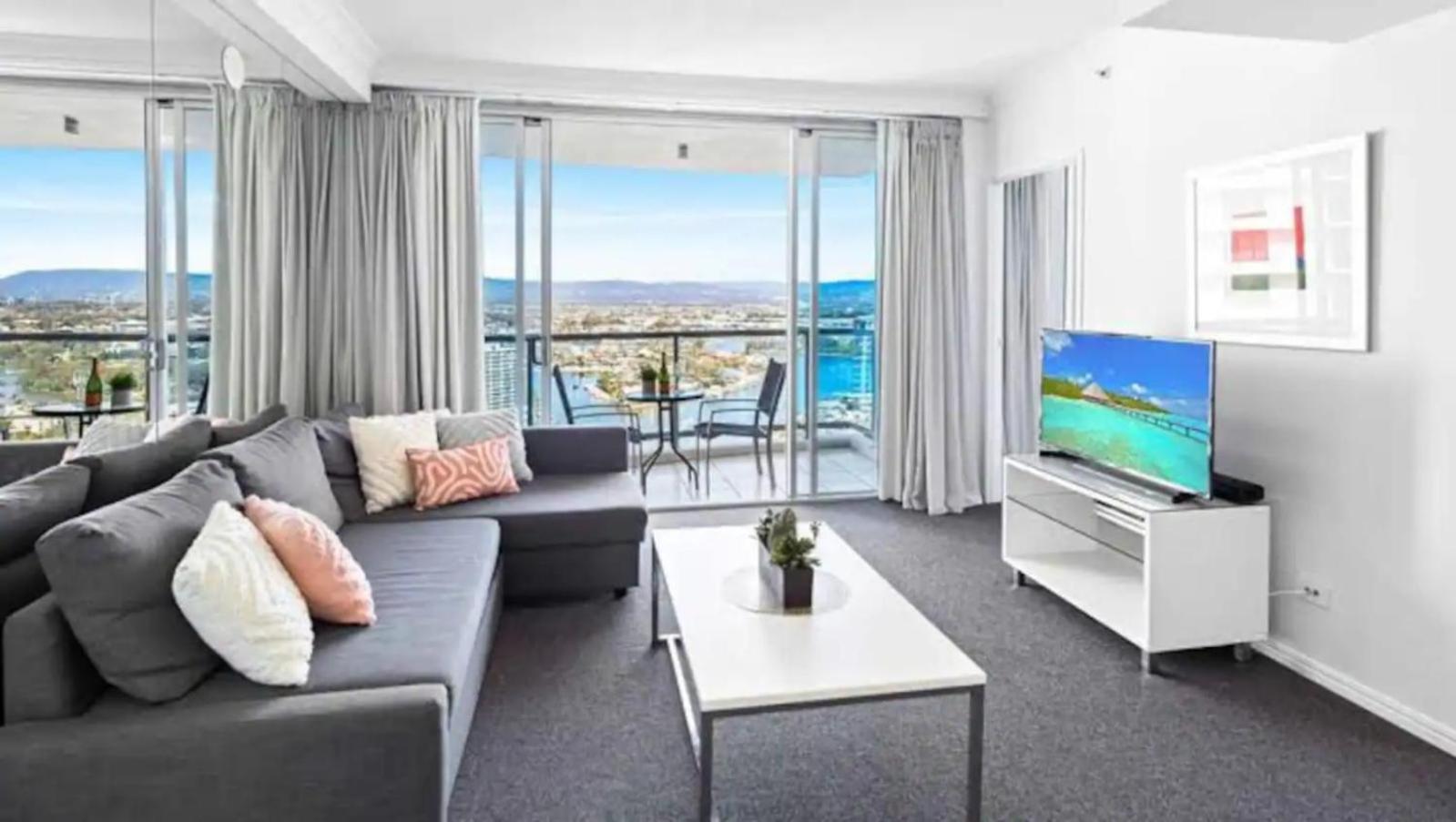 Panoramic views Surfers-Chevron.