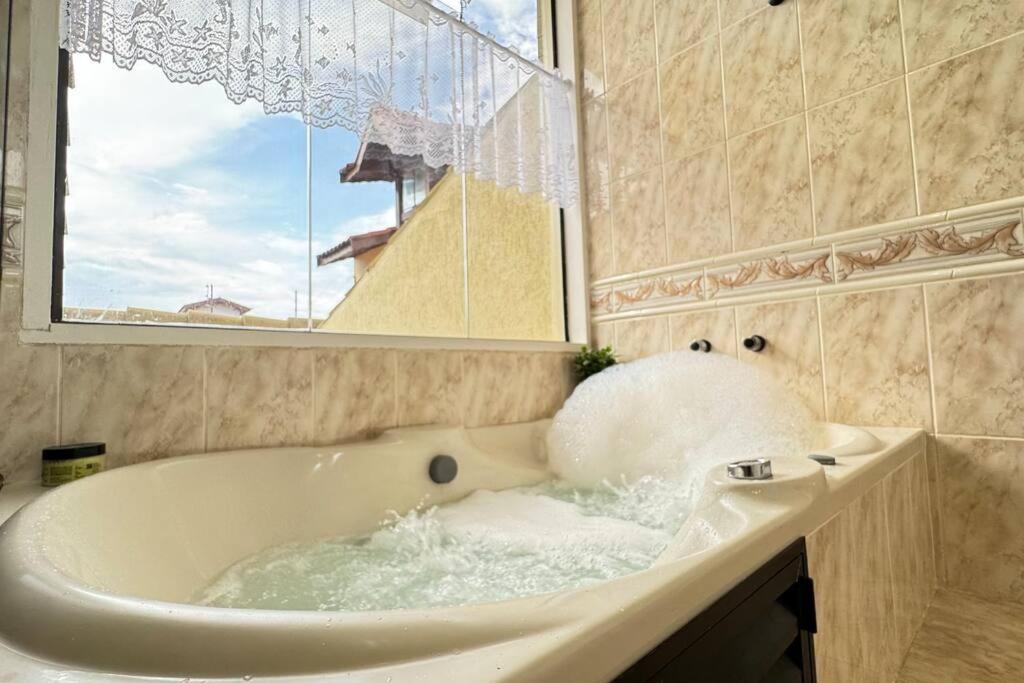 Casa Pé na Areia Suíte Master com Hidromassagem, Wi-Fi, Vista Mar e Churrasqueira