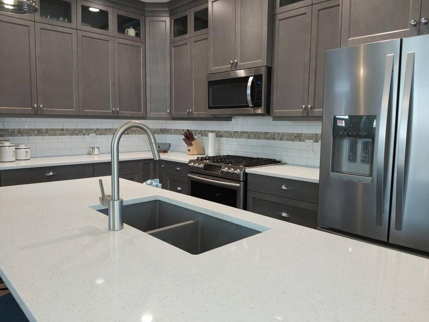 2 King Bedrooms - Walking Distance To Pools
