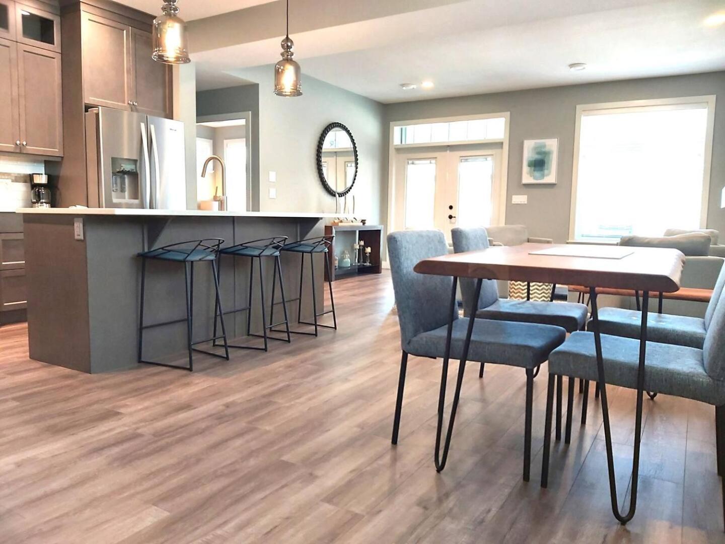 2 King Bedrooms - Walking Distance To Pools