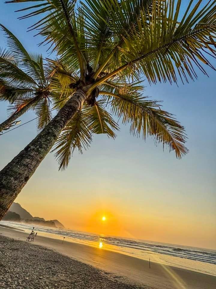 Casa aconchegante, Ubatuba, 40 metros da praia, frente ao mar, garagem fechada, quintal grande, área de lazer, churrasqueira, ar condicionado, wifi, tv a c