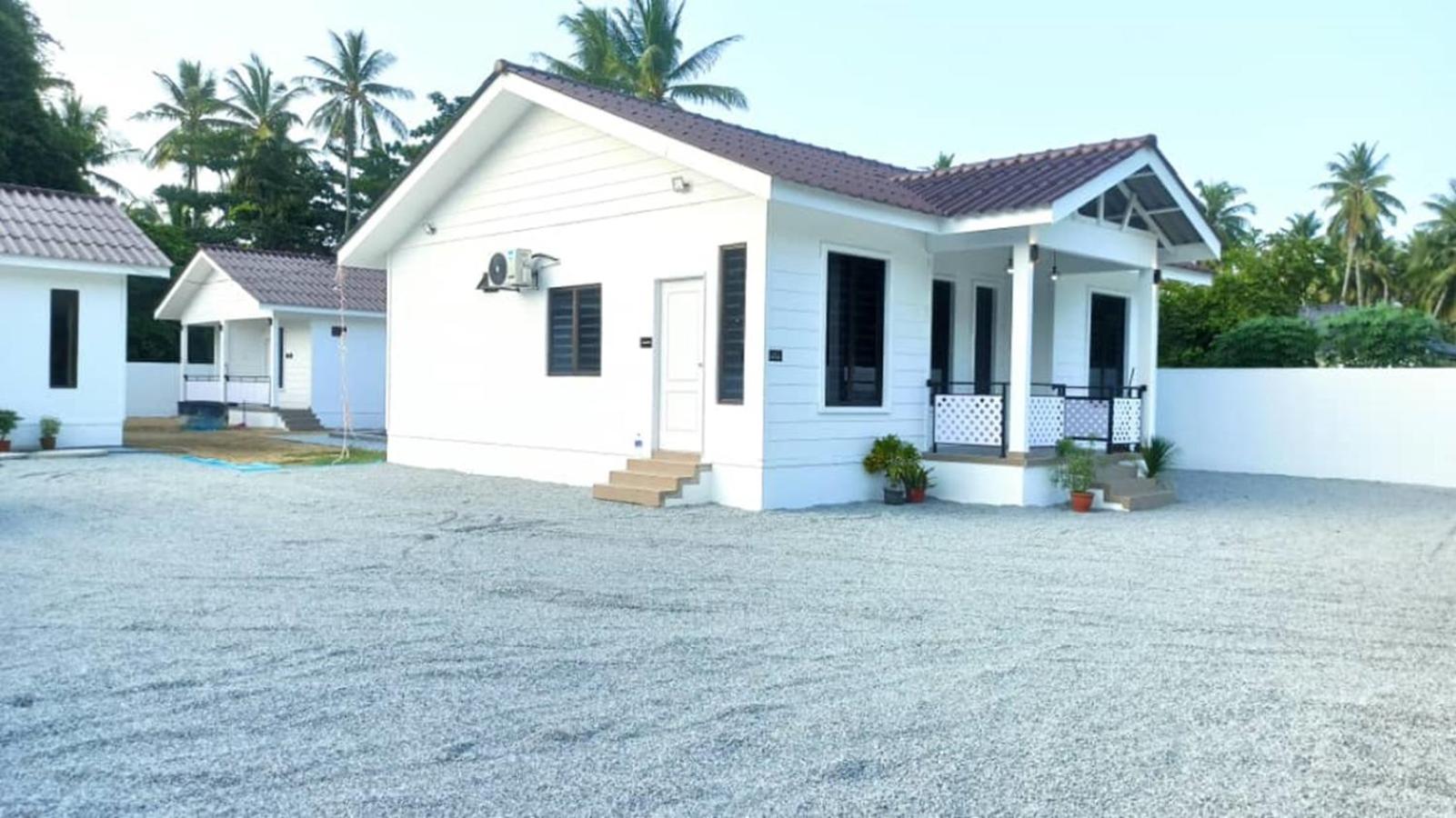 Beachside Family Cottage with 3 Bedrooms pool WiFi and Netflix - Relax and Unwind by Zulanies The Pool Cottage photo 3