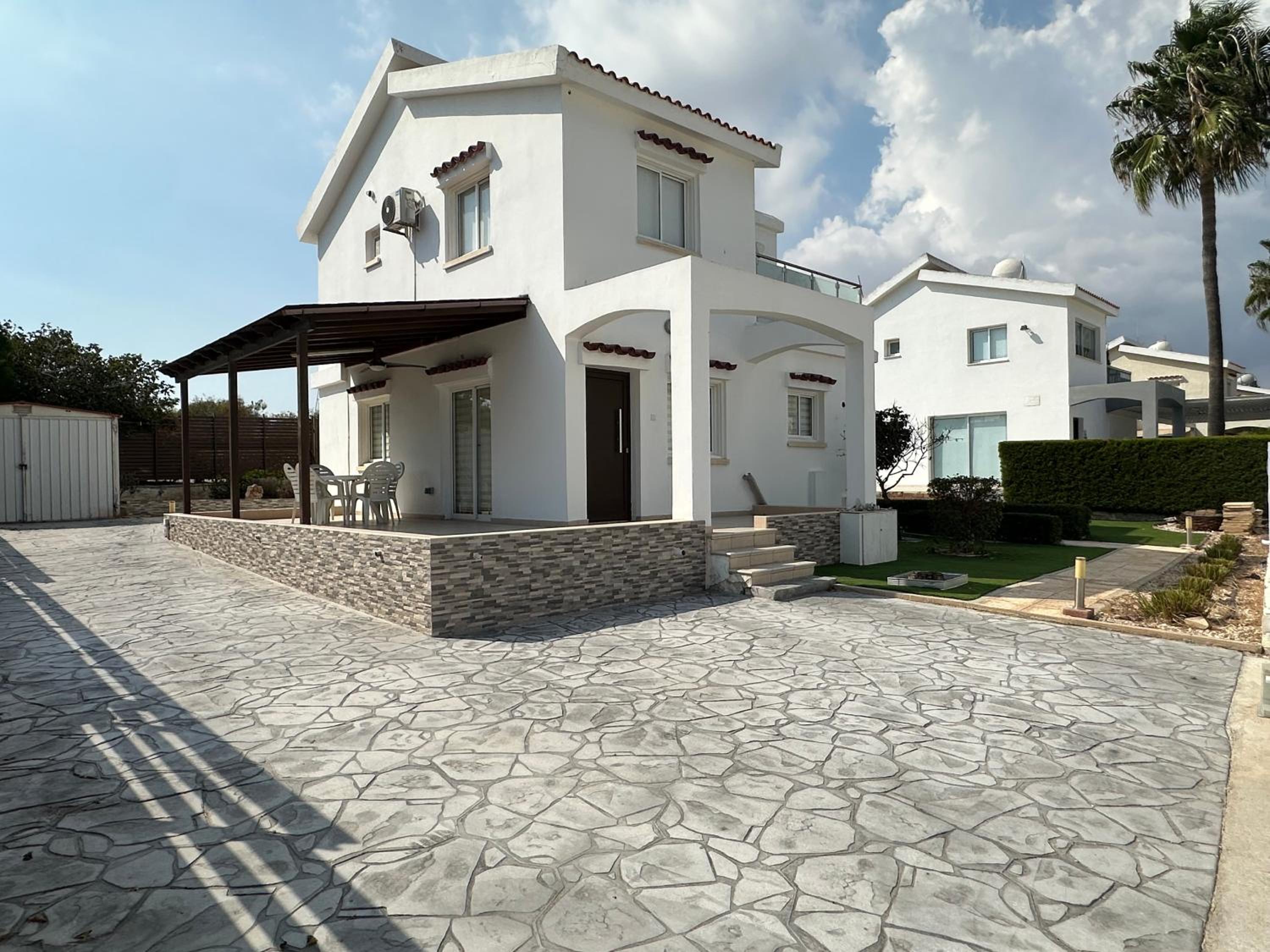 Stylish, quiet Villa 800m from the beach, Pernera
