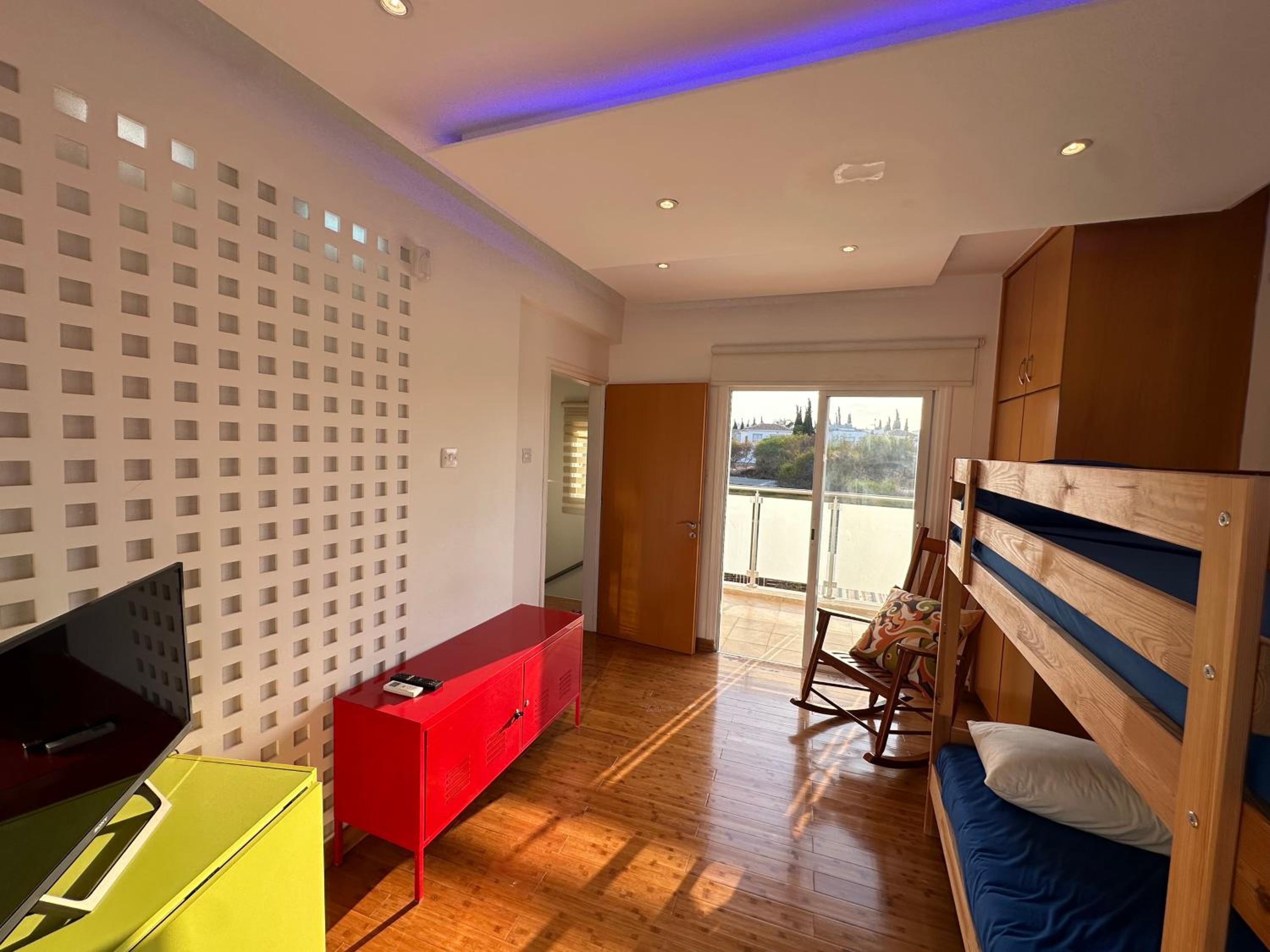 Stylish, quiet Villa 800m from the beach, Pernera