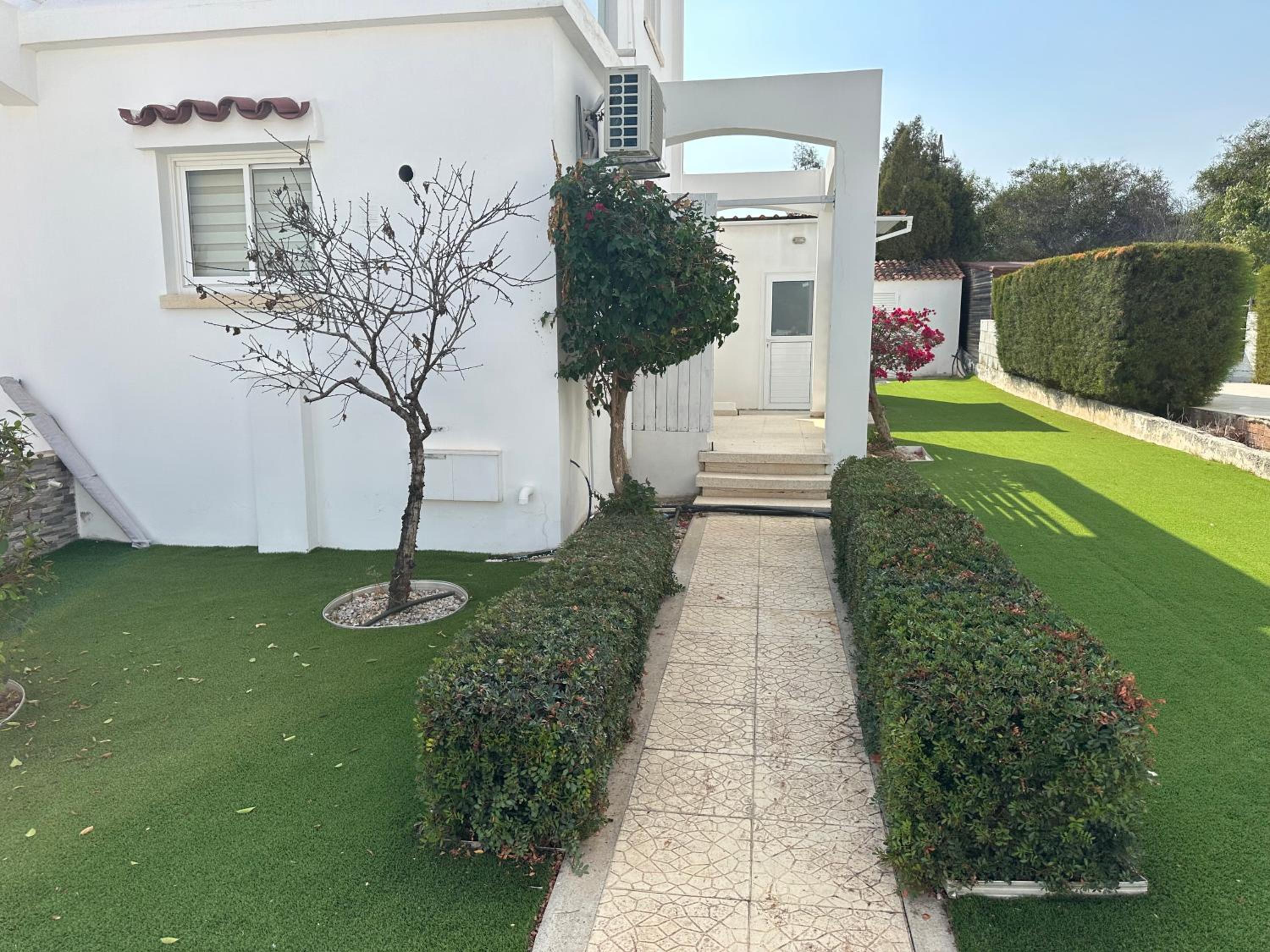 Stylish, quiet Villa 800m from the beach, Pernera