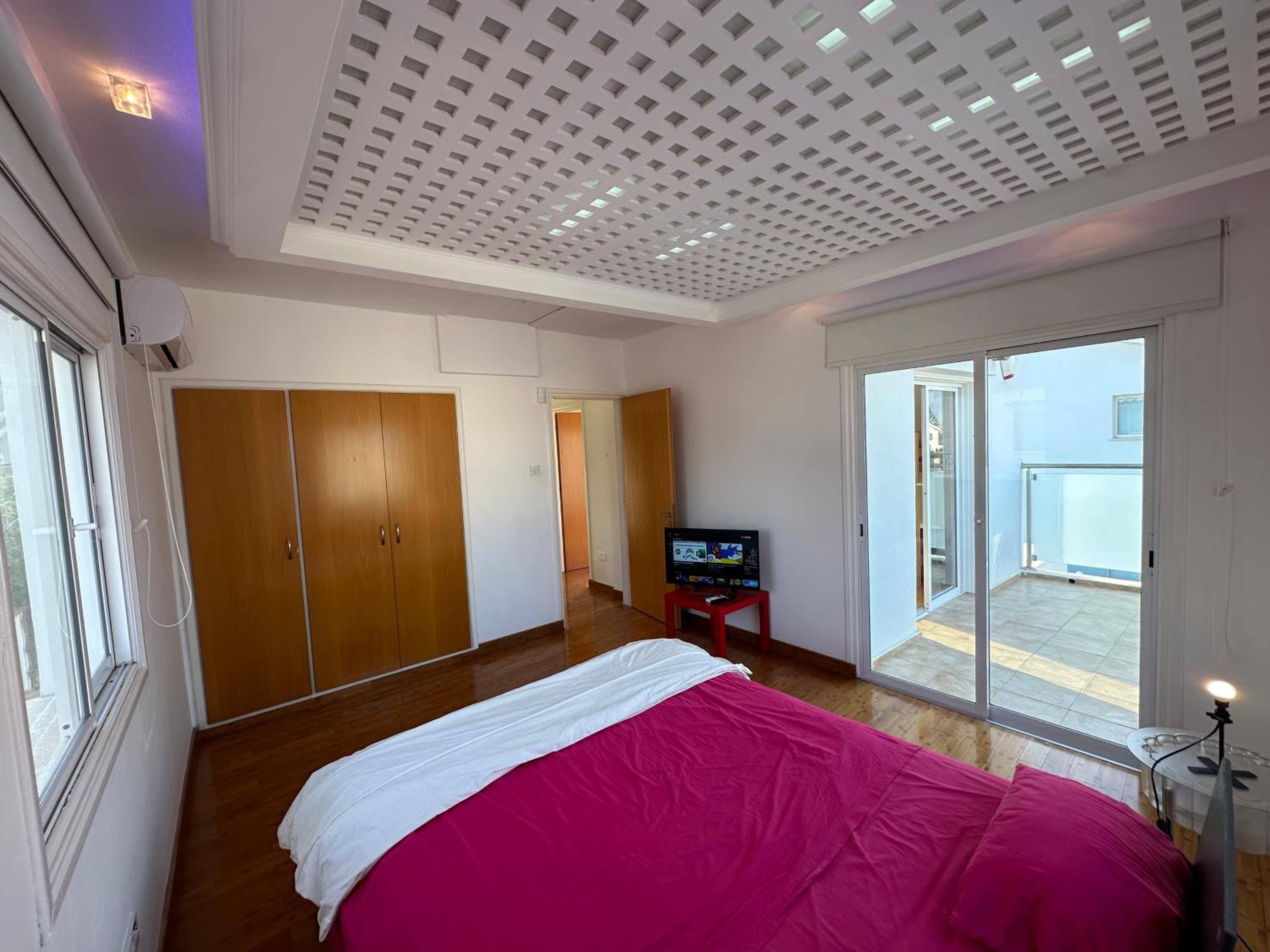 Stylish, quiet Villa 800m from the beach, Pernera
