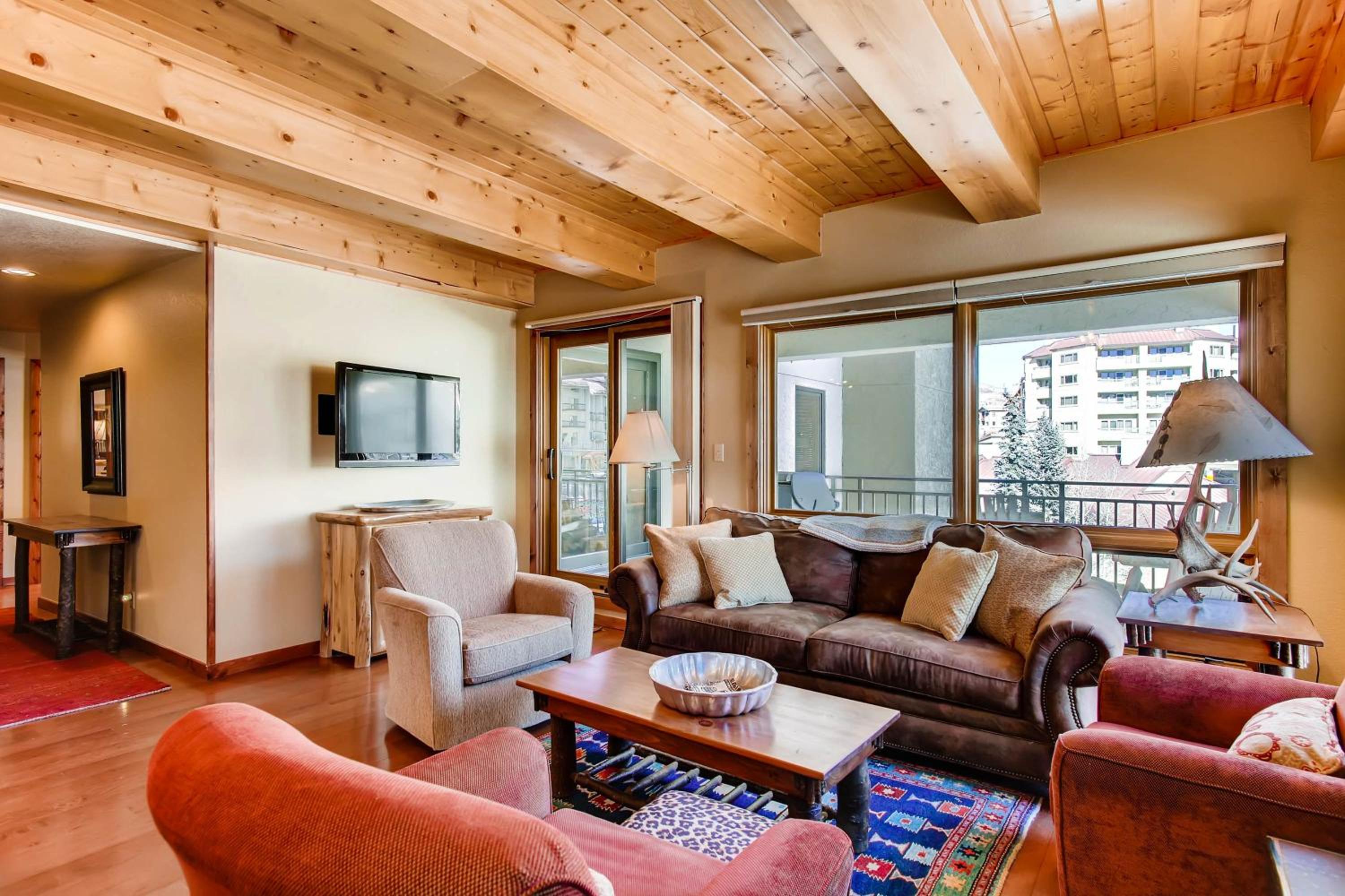 Recently Remodeled 2 Br Condo at the Plaza view 4