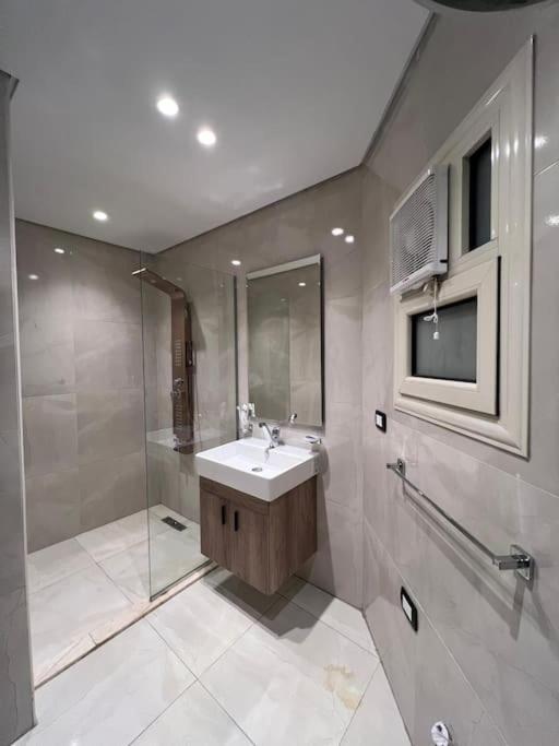 Modern Apartment in the Heart of Dokki, Cairo