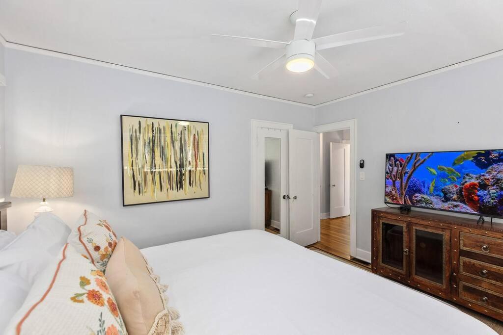 Updated Vintage Bayside Bungalow 3 bedrooms sleeps 7 view 4