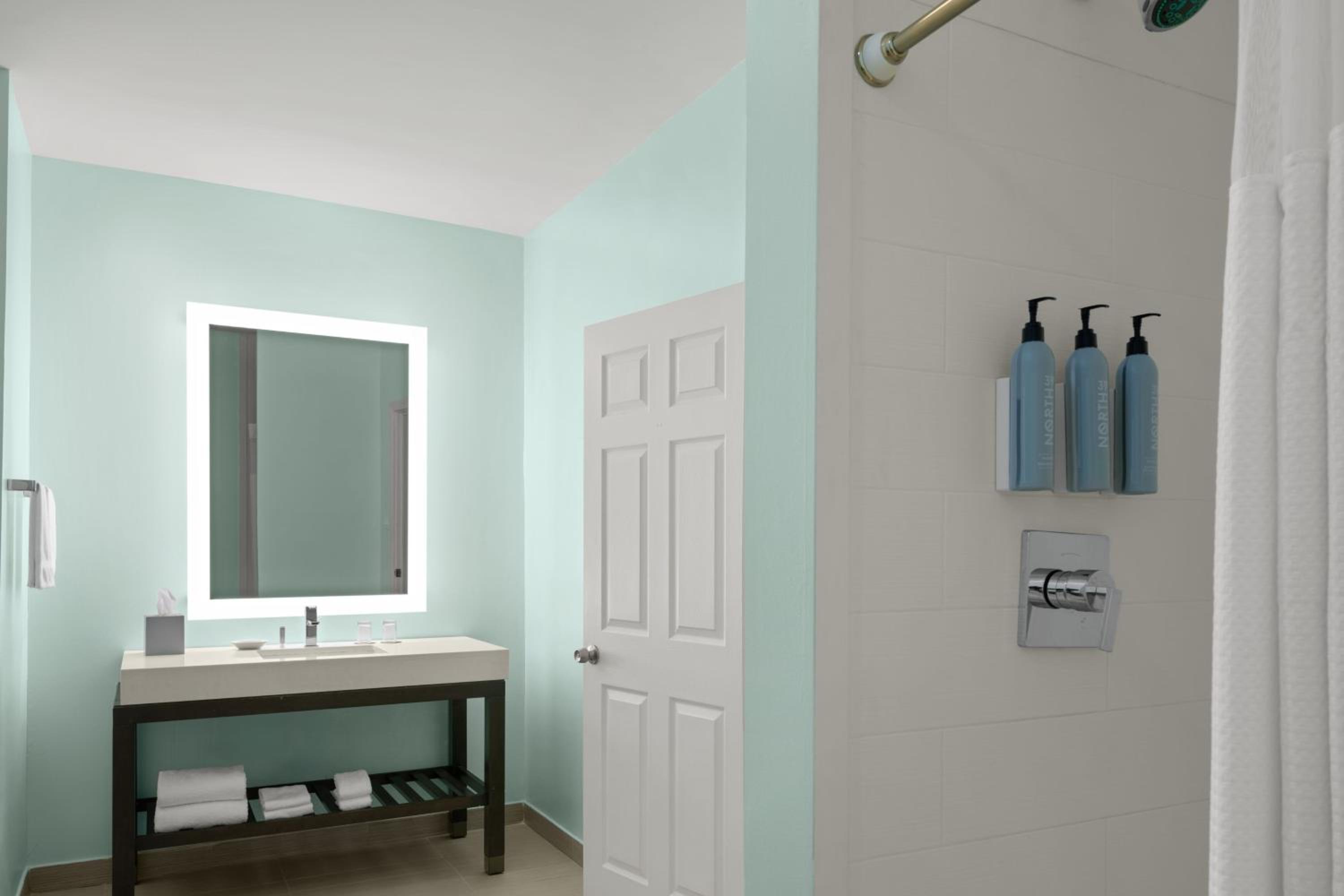 Nassau - Paradise Island Vacations - Courtyard by Marriott Nassau Downtown/Junkanoo Beach - Property Image 14