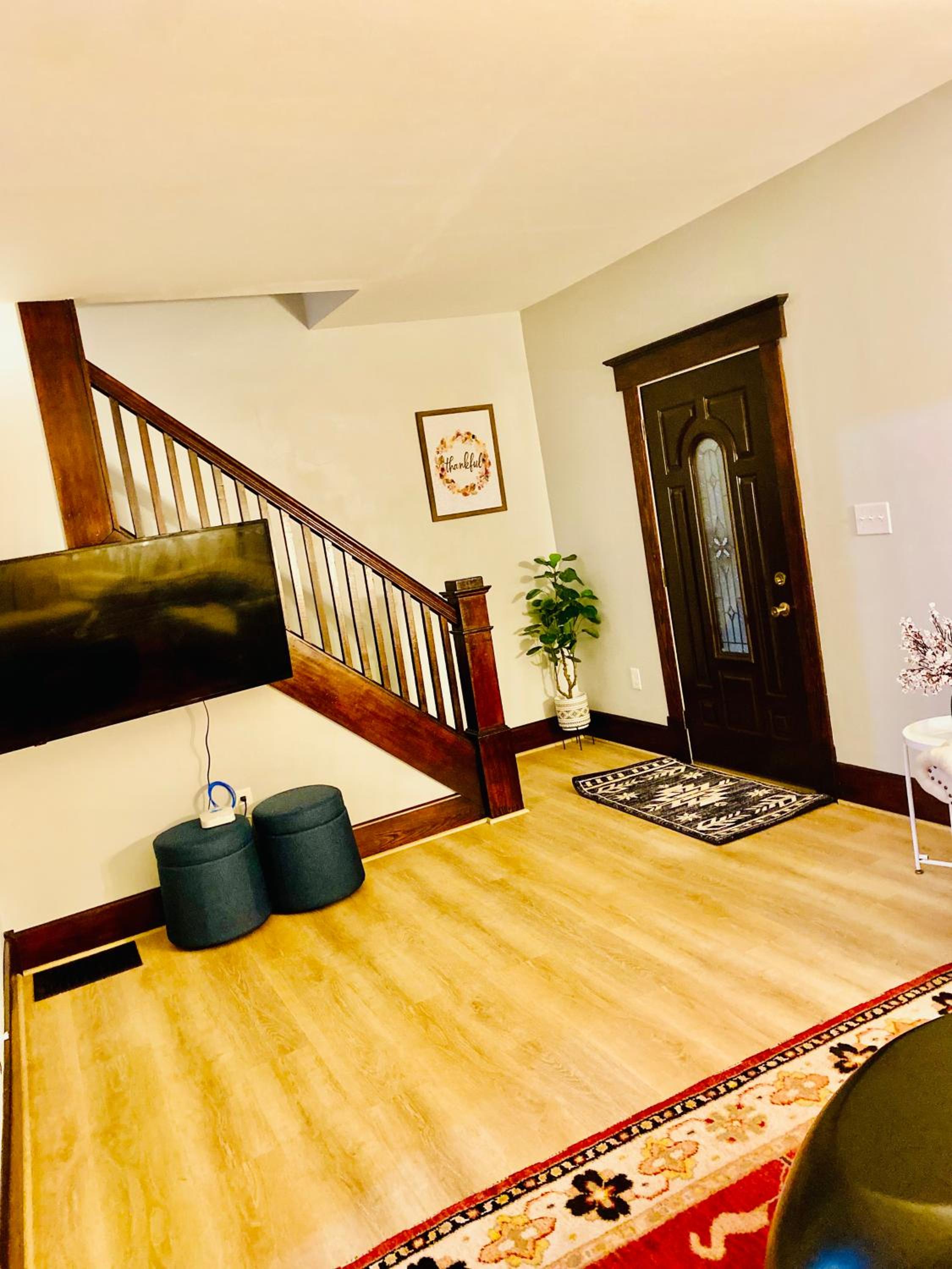 Covington KY Entire House 5 Beds 3 Bedrooms 2 bathrooms with available parking view 5