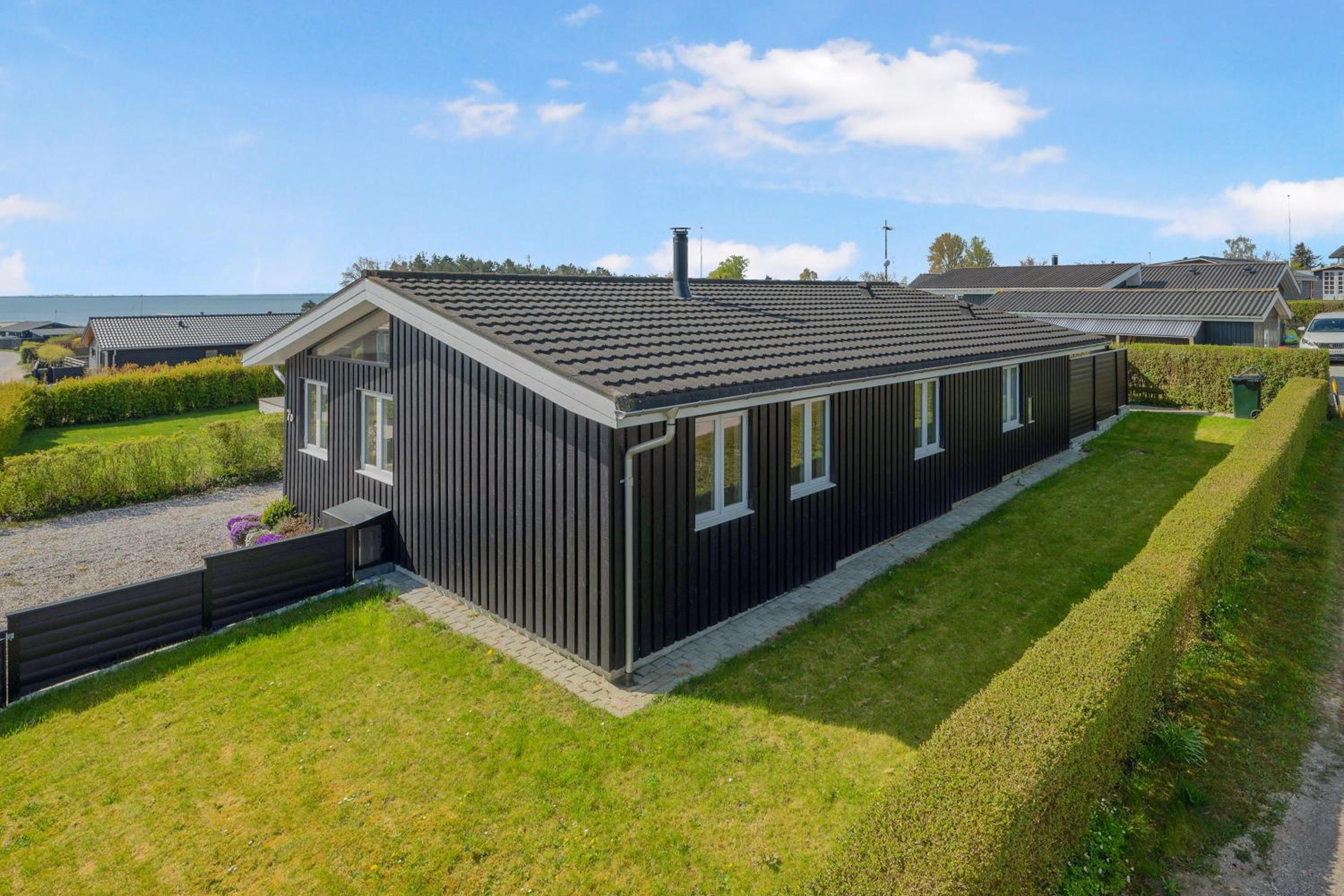 Nybygget Feriehus Højt Beliggende Ved Følle Strand Med Udsigt Over Aarhus Bugten