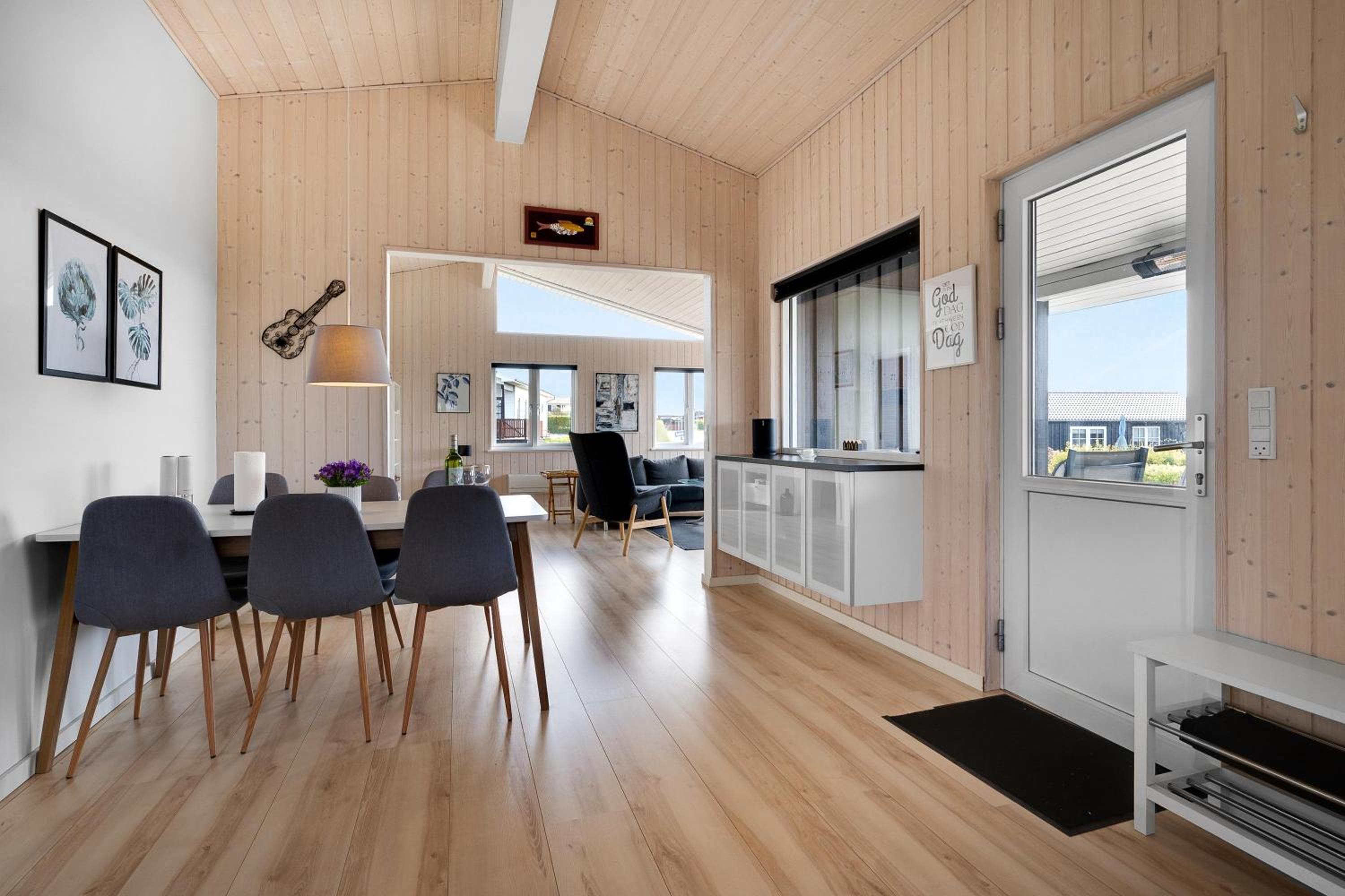 Nybygget Feriehus Højt Beliggende Ved Følle Strand Med Udsigt Over Aarhus Bugten