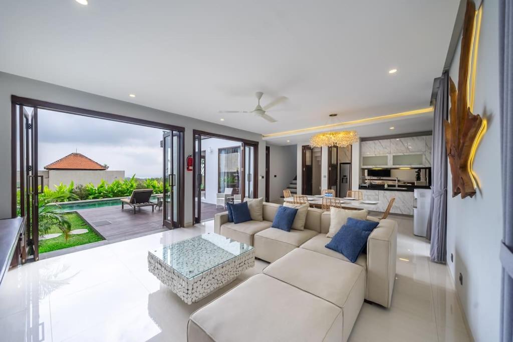 3BD Spacious Clifftop Villa with Sea View, Close to GWK view 4