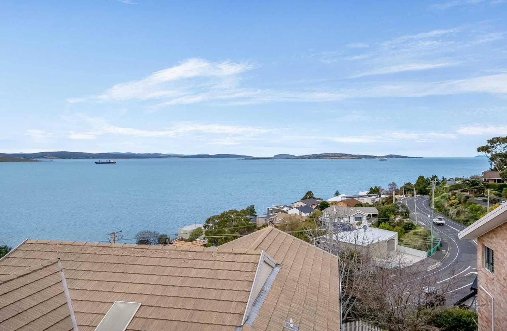 Seaside Serenity: Panoramic Waterfront Retreat