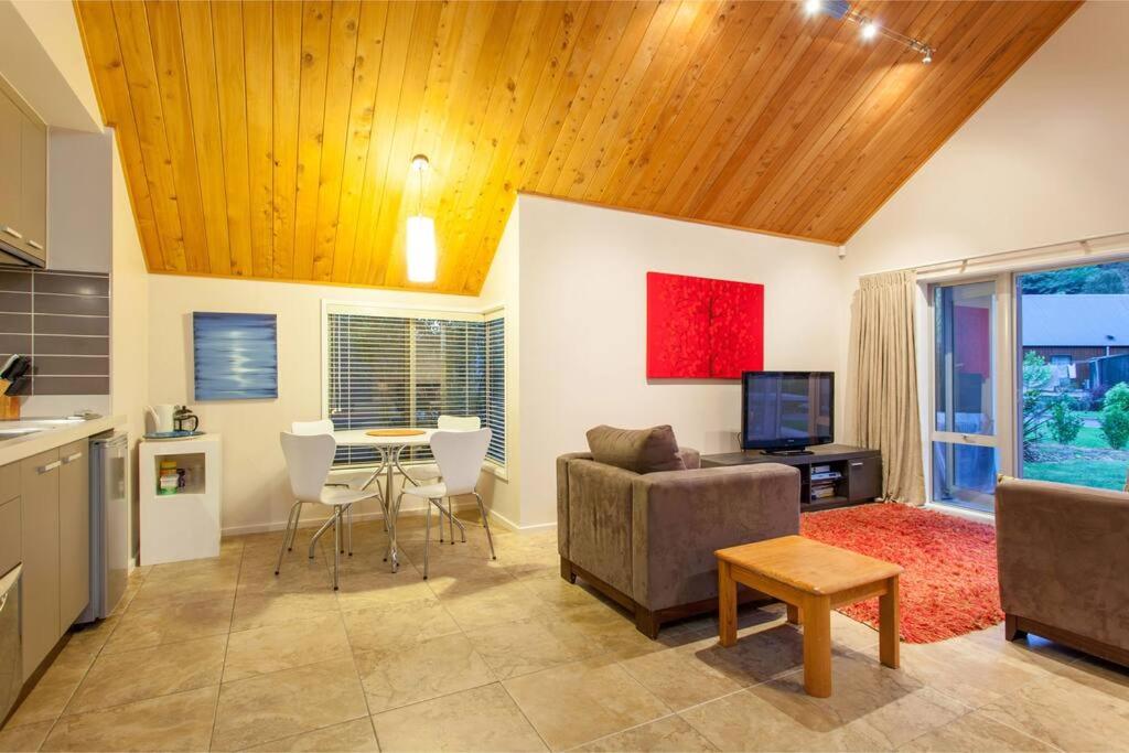 Lake Okareka Cottage