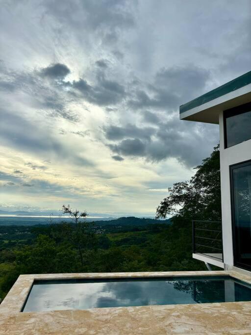 Cabaña con piscina y vista al mar